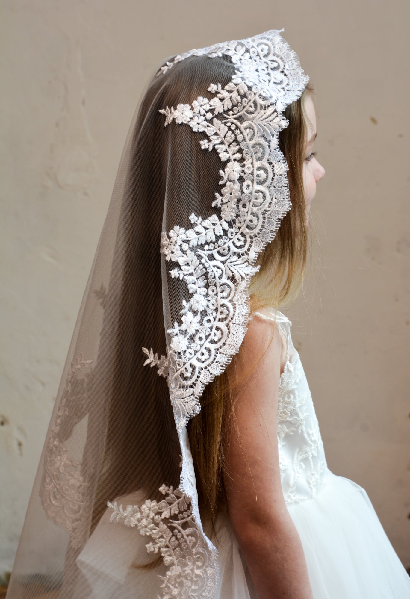 LONG WHITE MANTILLA