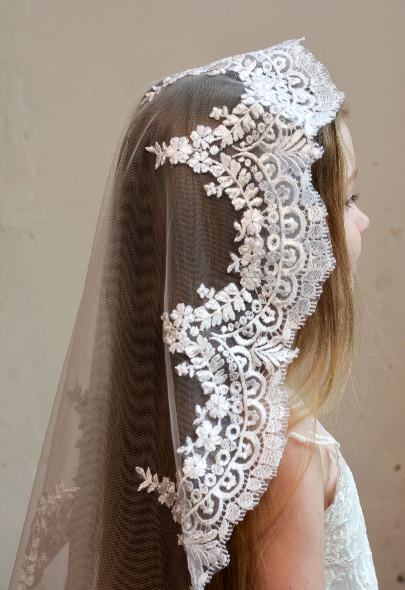 LONG WHITE MANTILLA
