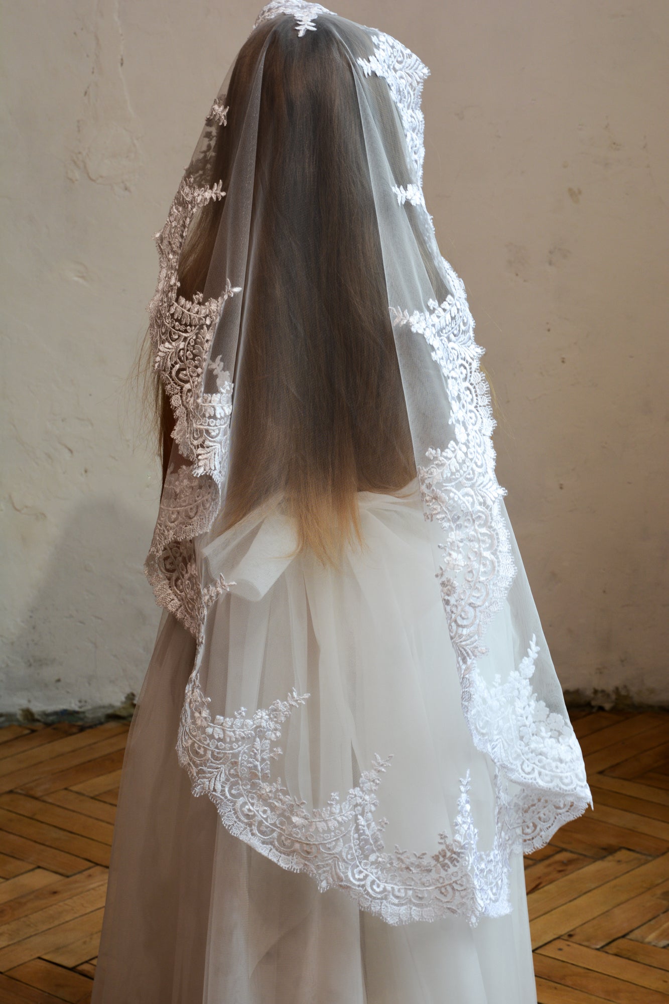 LONG WHITE MANTILLA