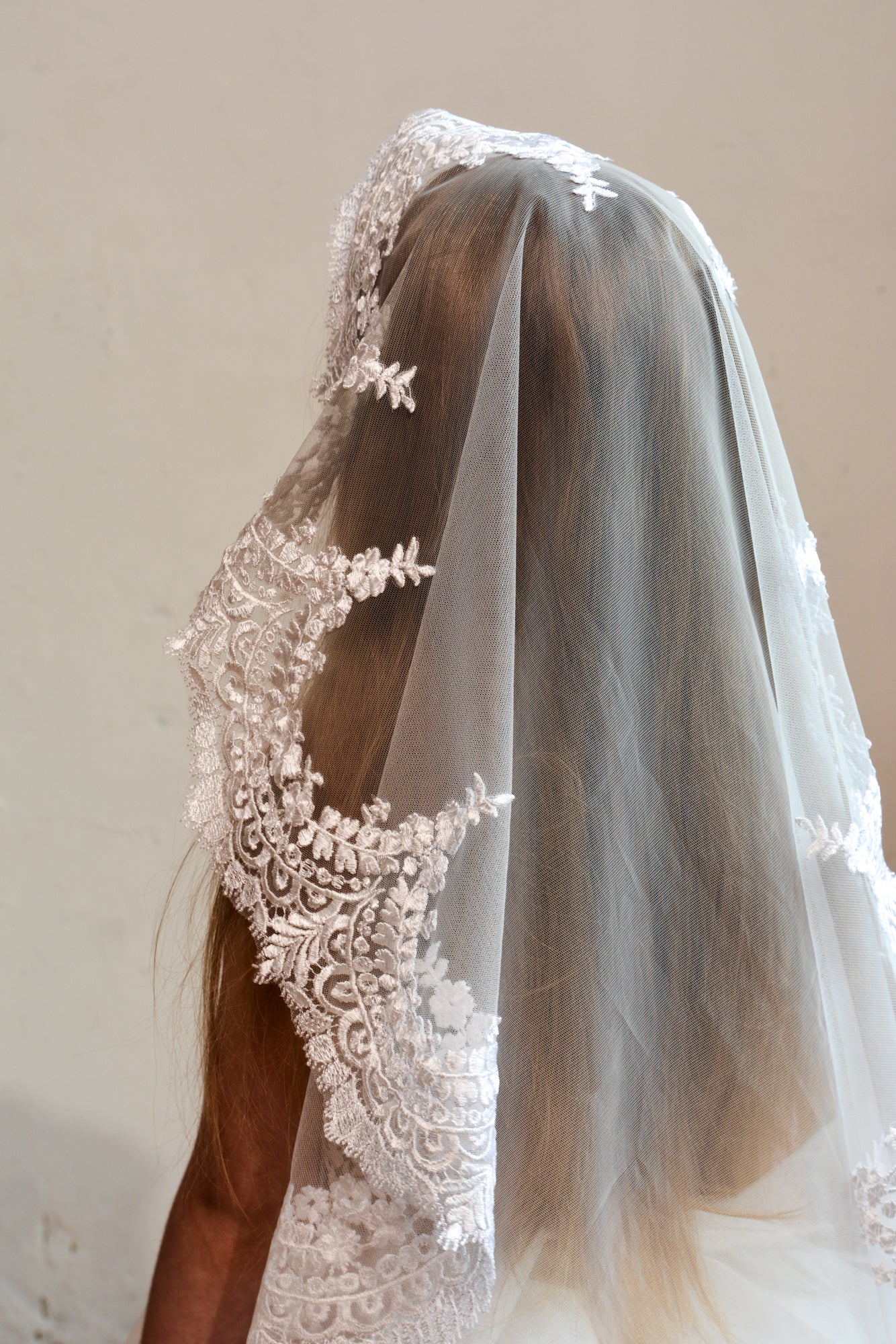 LONG WHITE MANTILLA