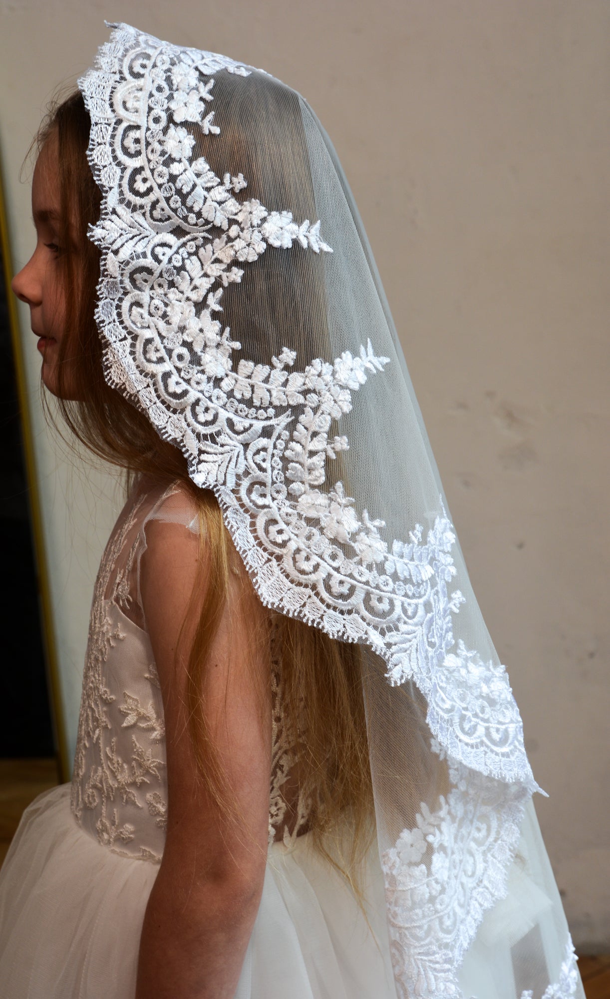LONG WHITE MANTILLA