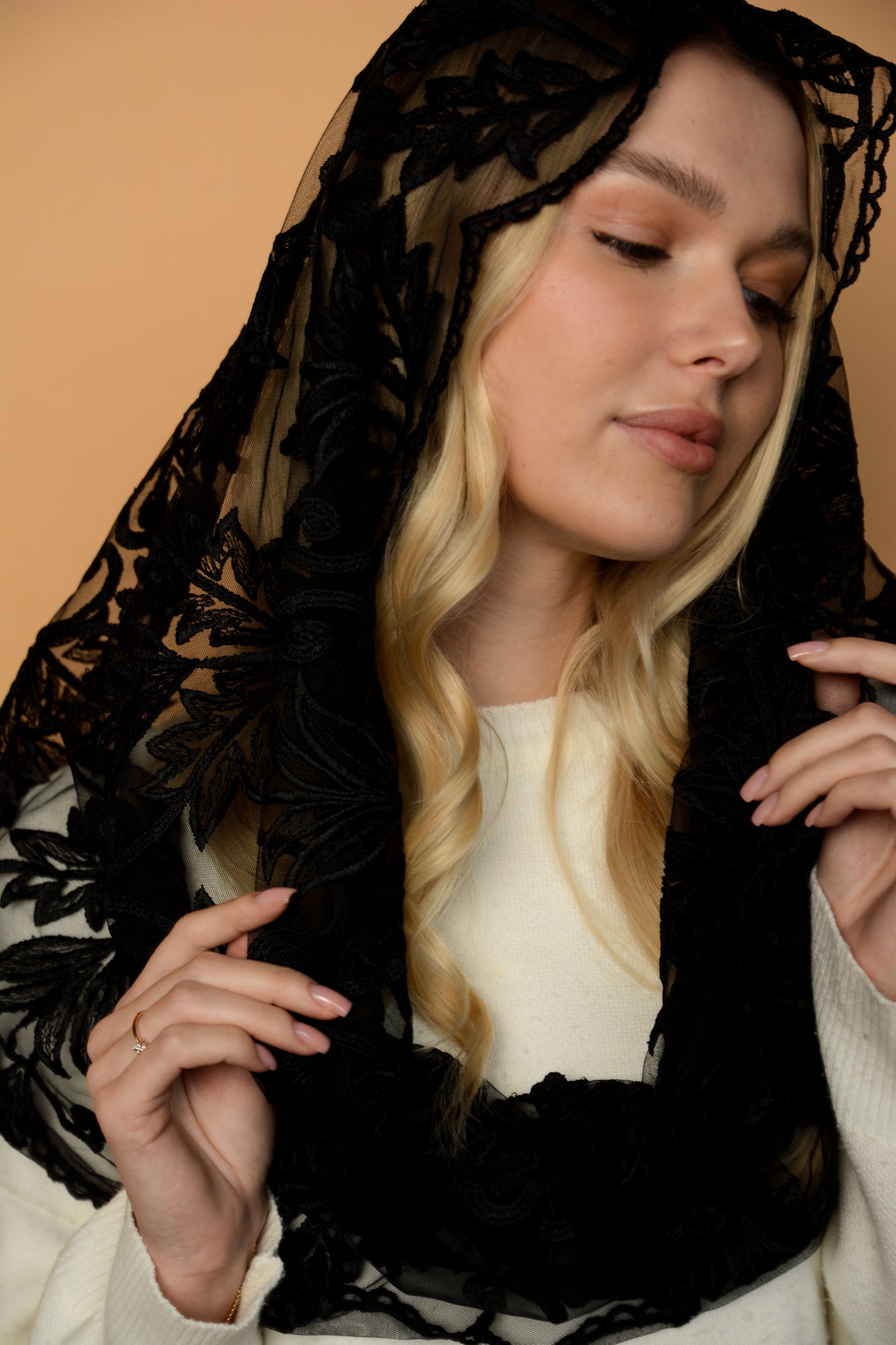 BLACK INFINITY MANTILLA