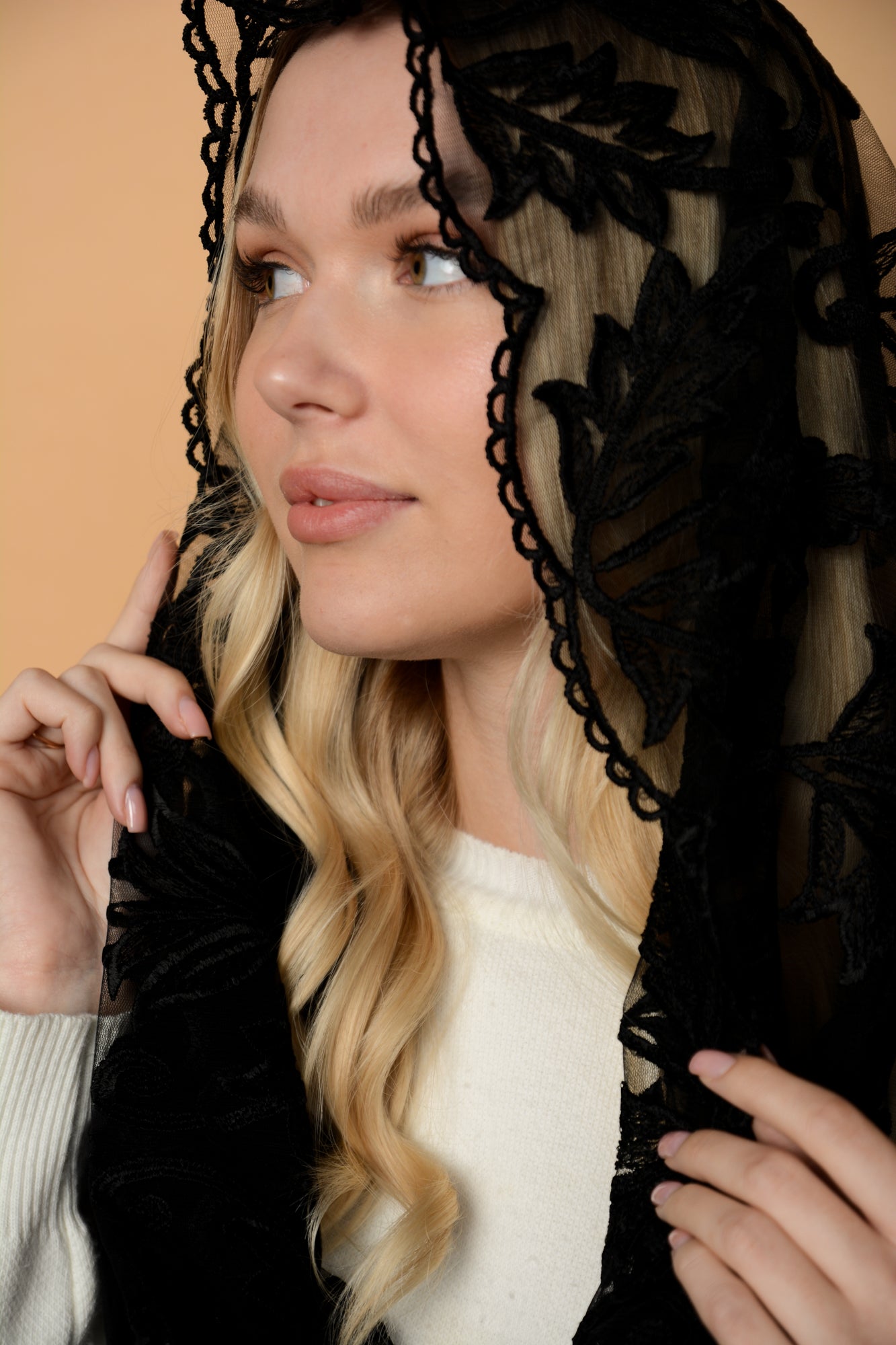 BLACK INFINITY MANTILLA