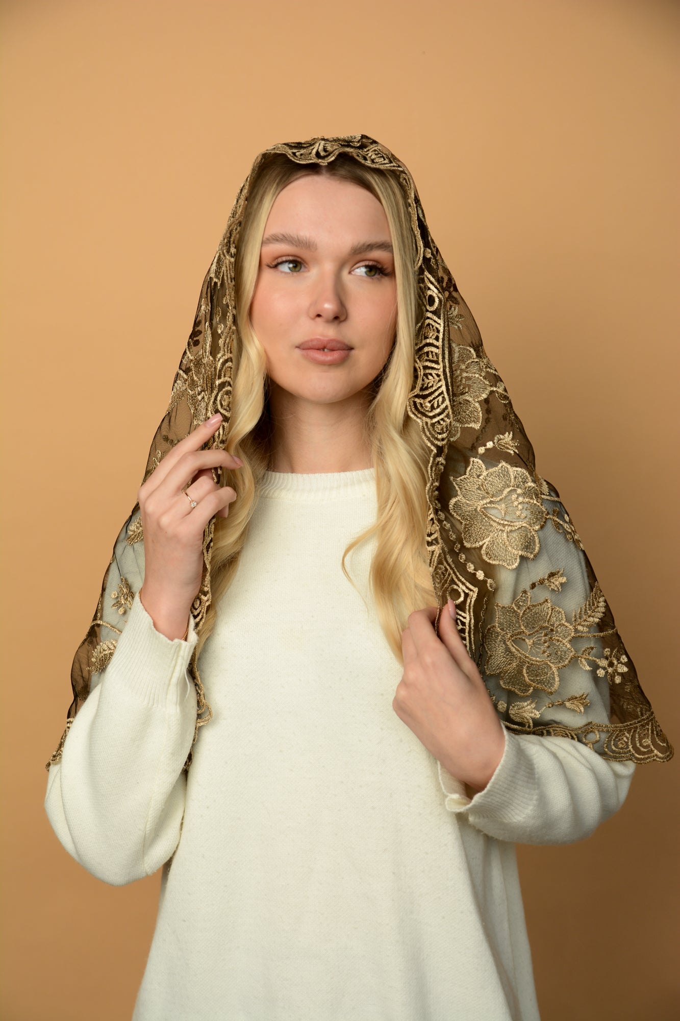 LONG GOLD MANTILLA - MariaVeils