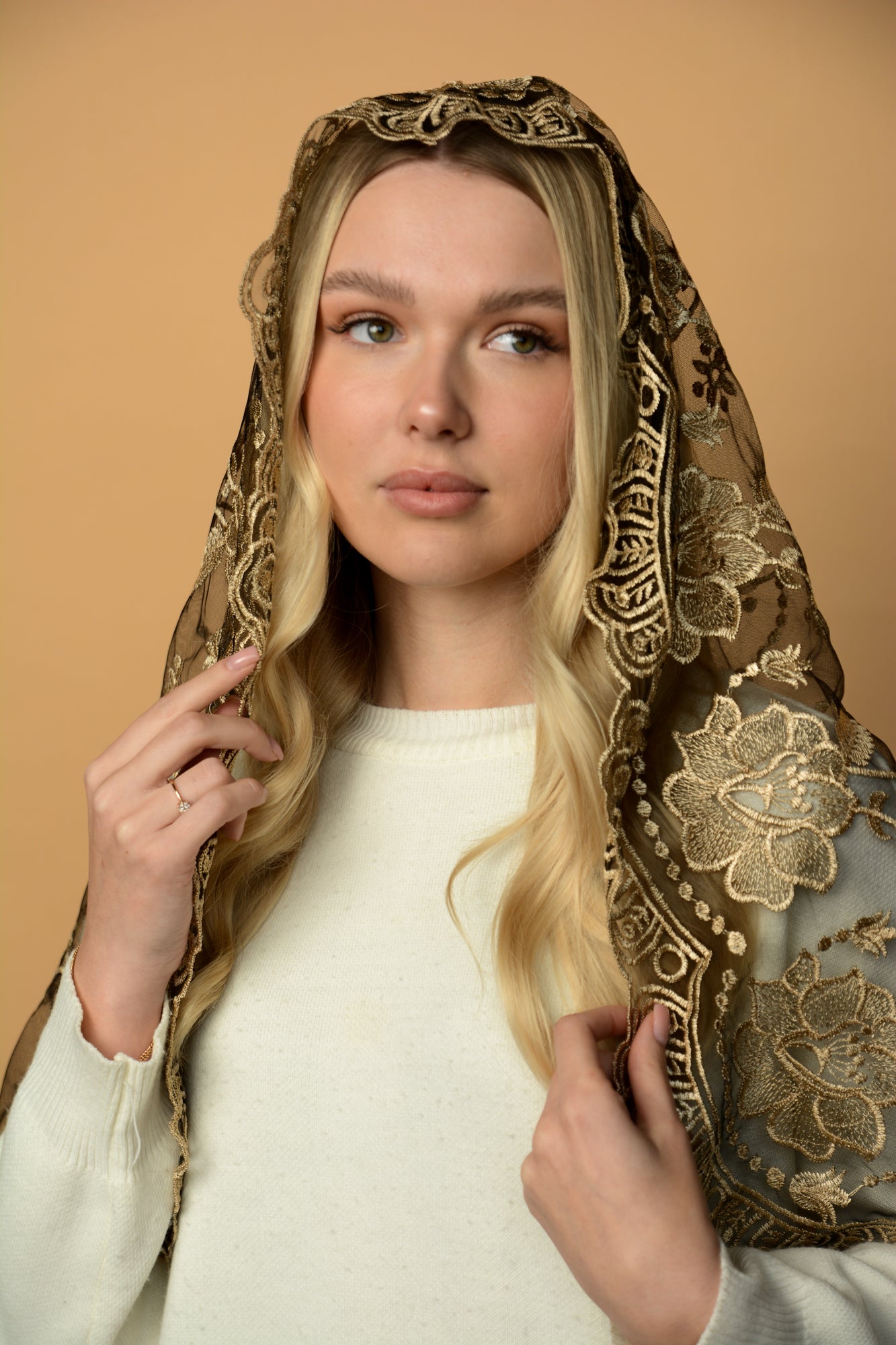 LONG GOLD MANTILLA - MariaVeils