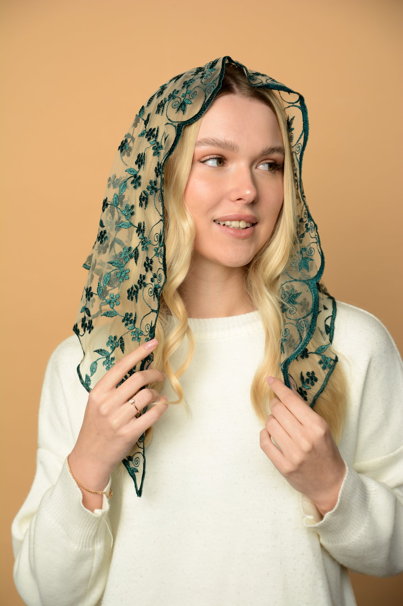 TRIANGLE GREEN VEIL