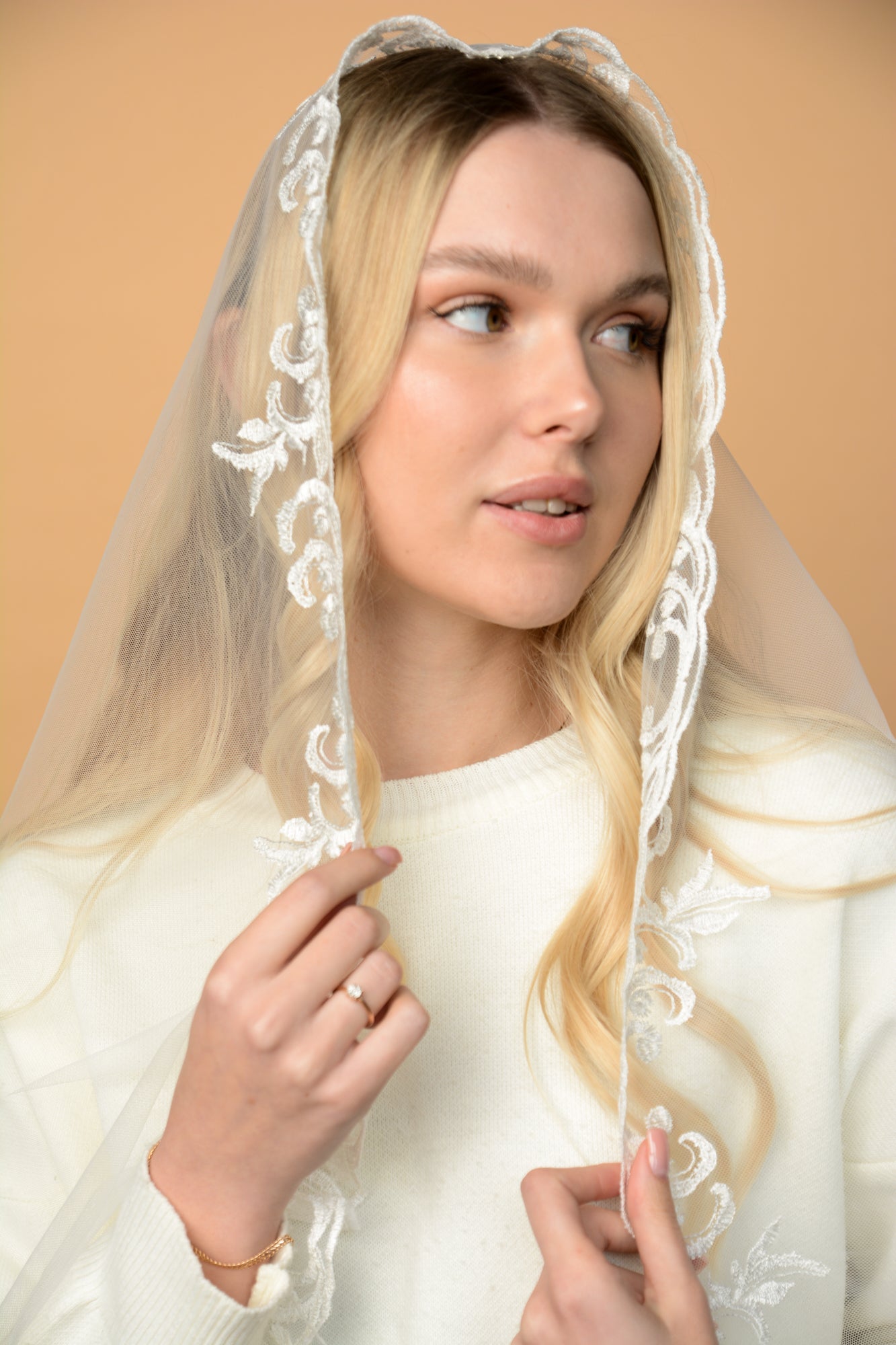 LONG IVORY MANTILLA