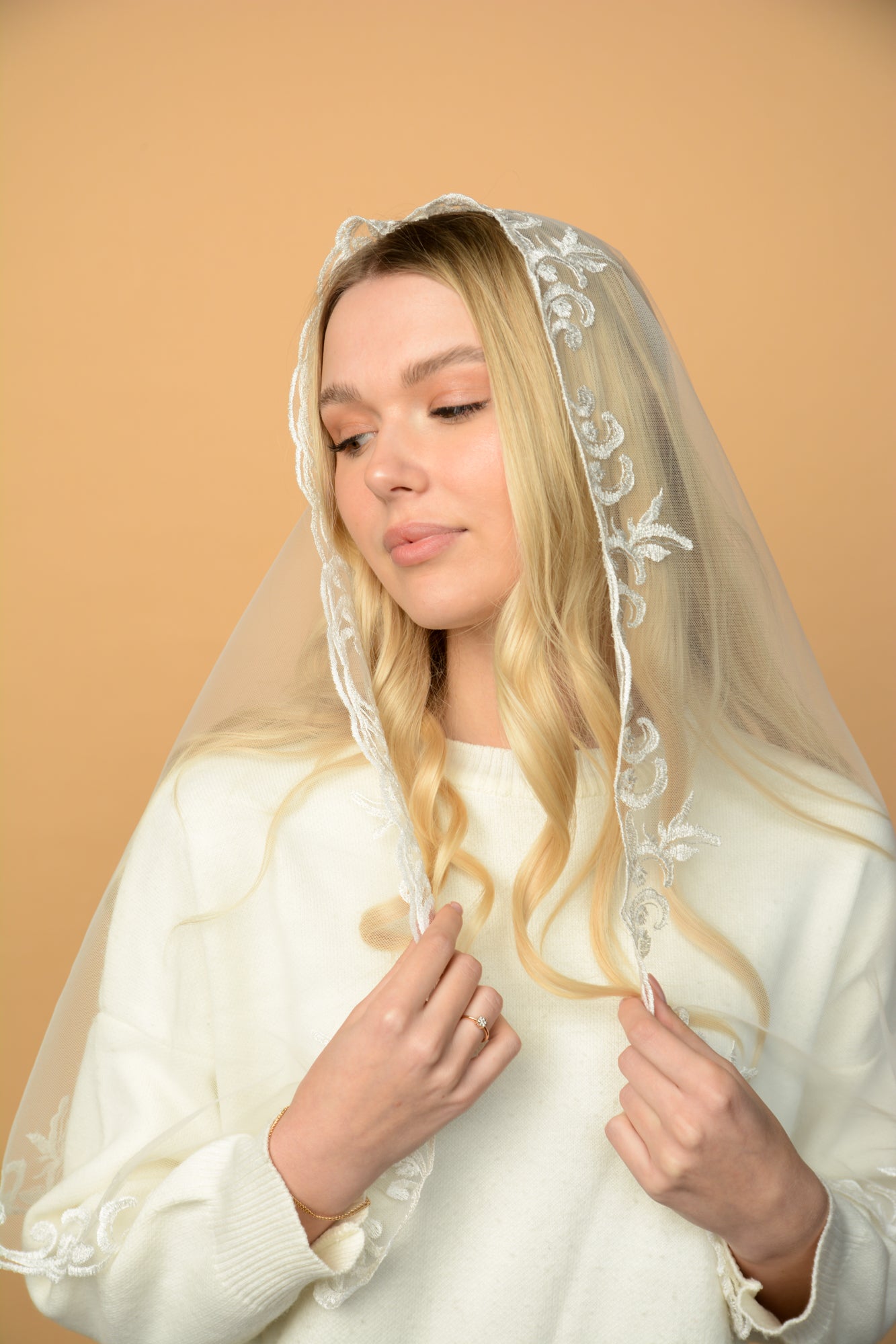 LONG IVORY MANTILLA