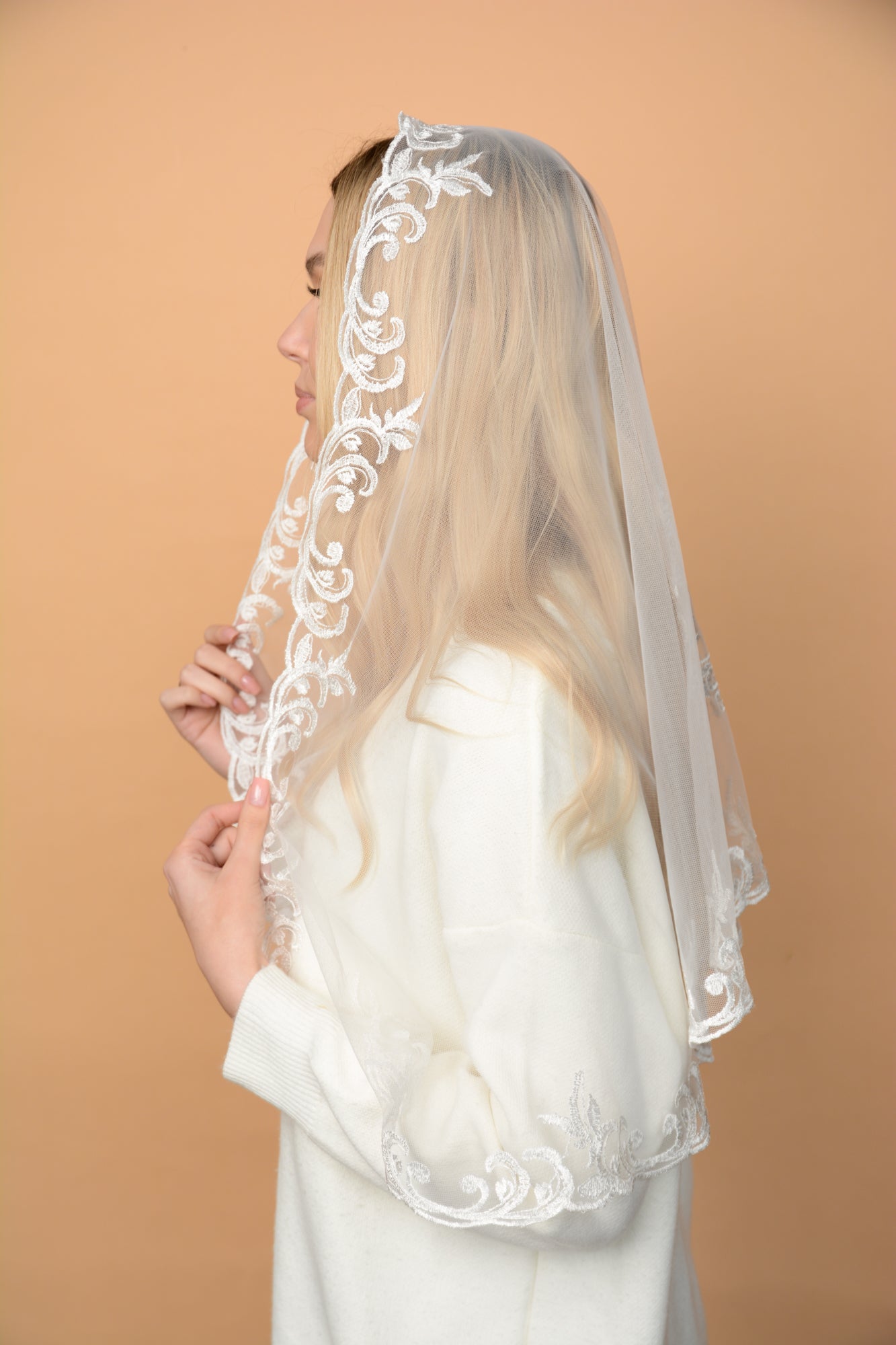LONG IVORY MANTILLA