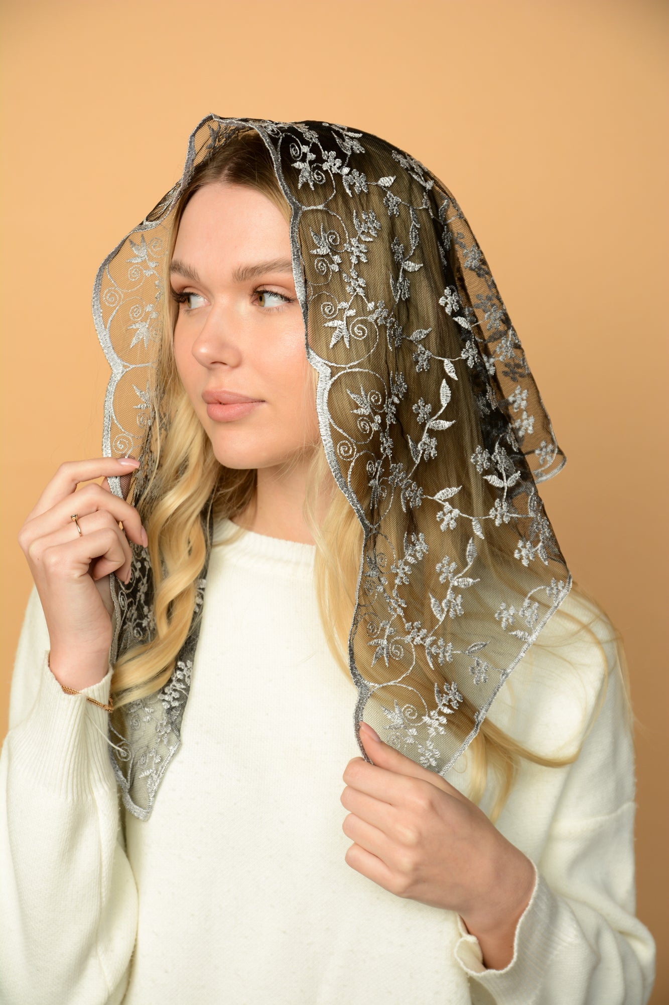 SHORT GREY MANTILLA