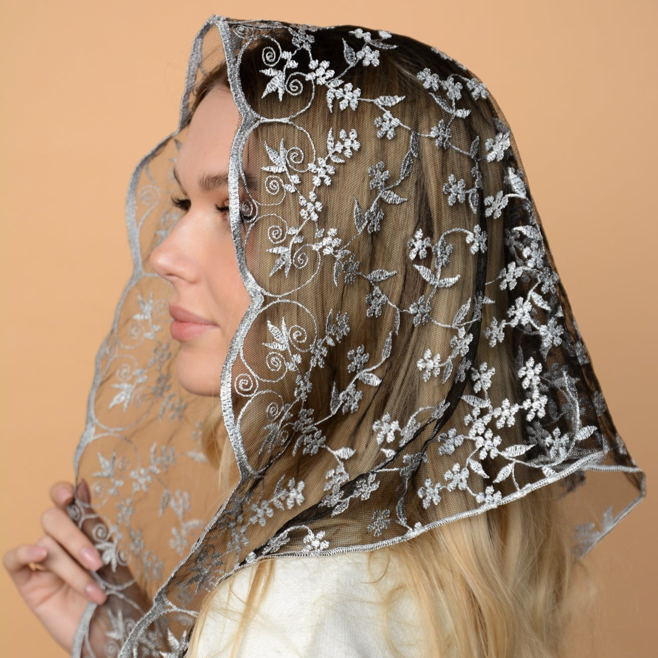 SHORT GREY MANTILLA