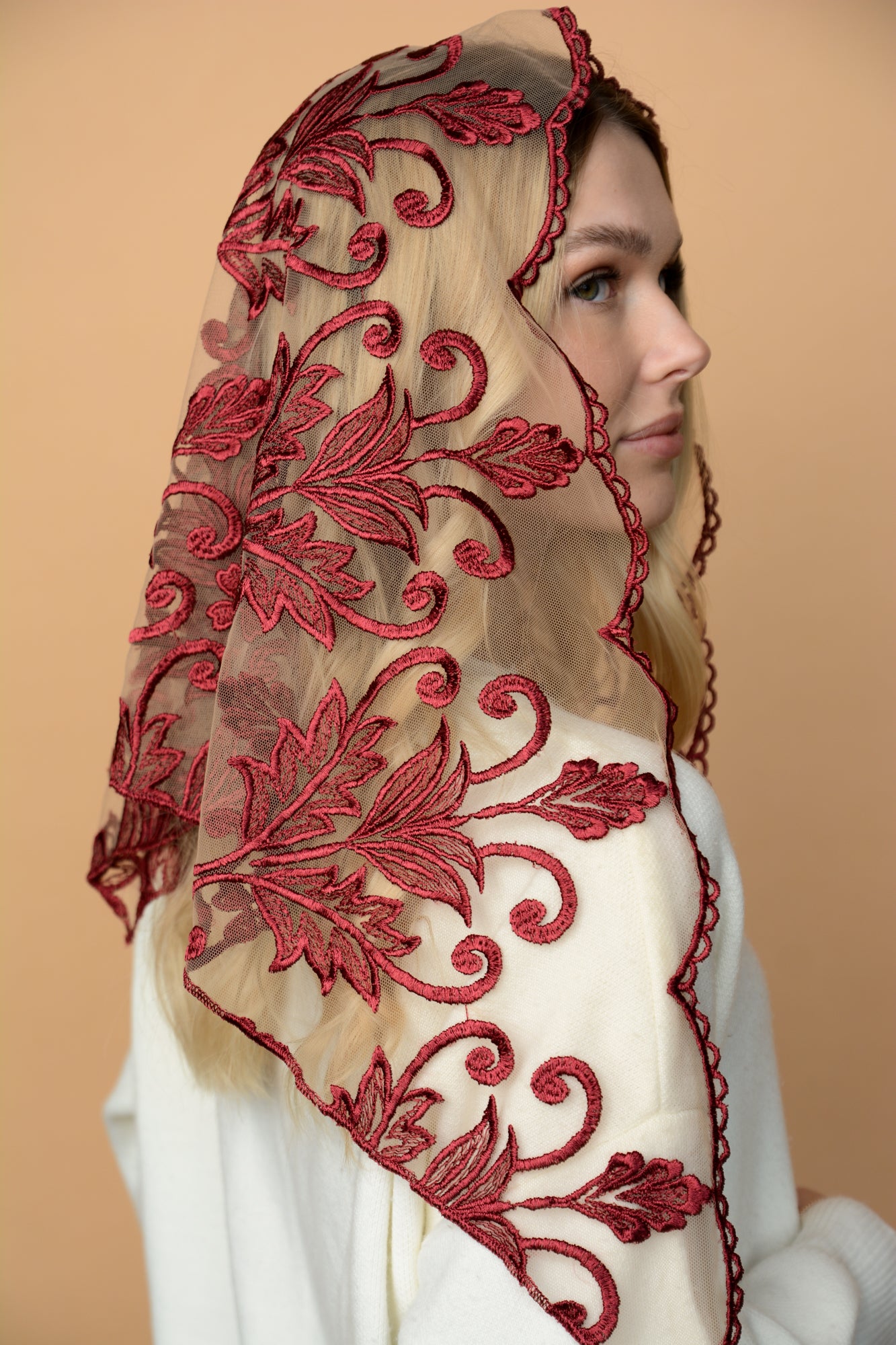TRIANGLE RED VEIL