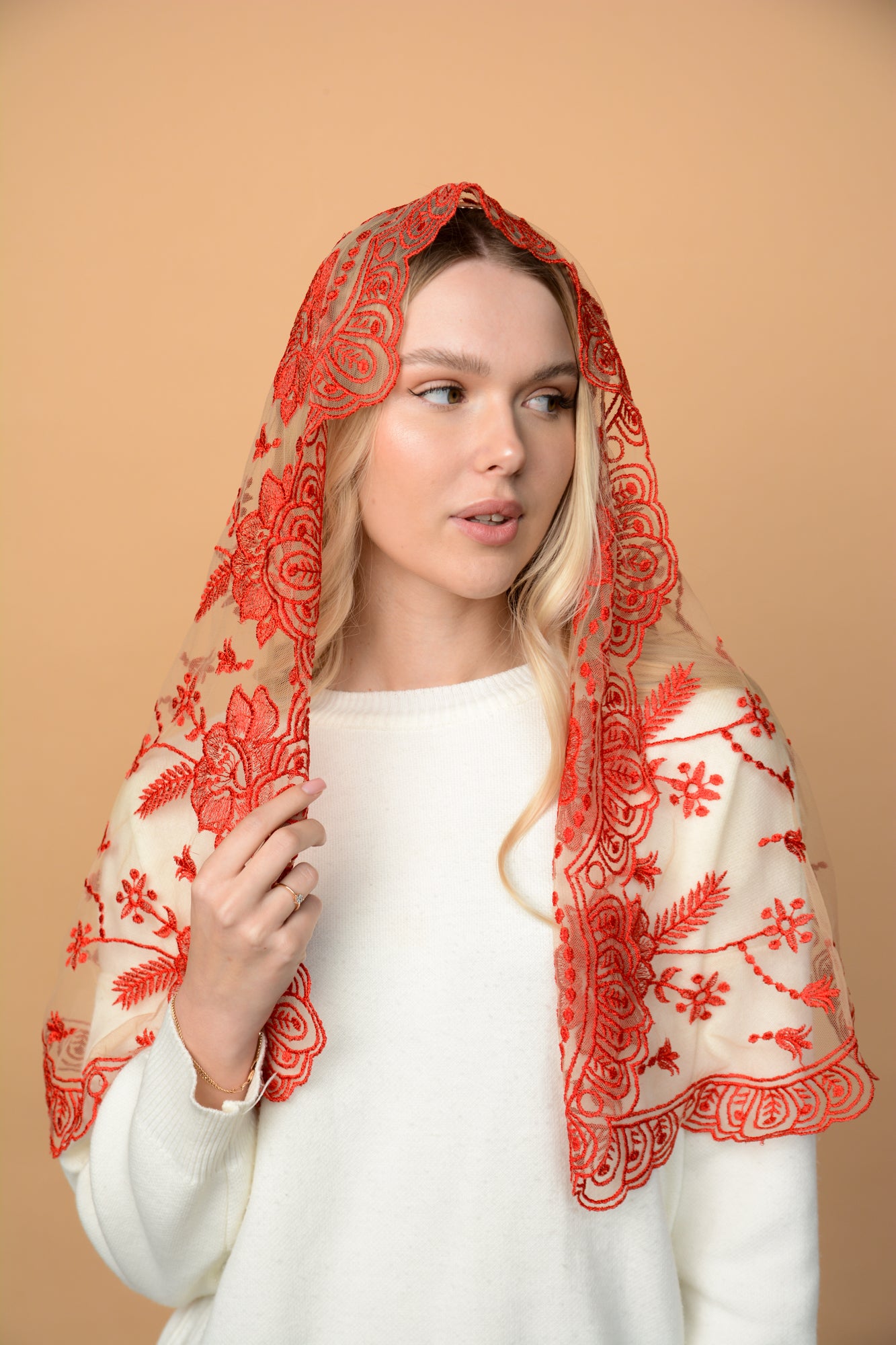 RED LONG MANTILLA