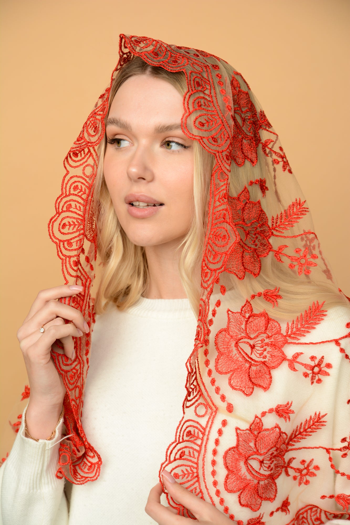 RED LONG MANTILLA