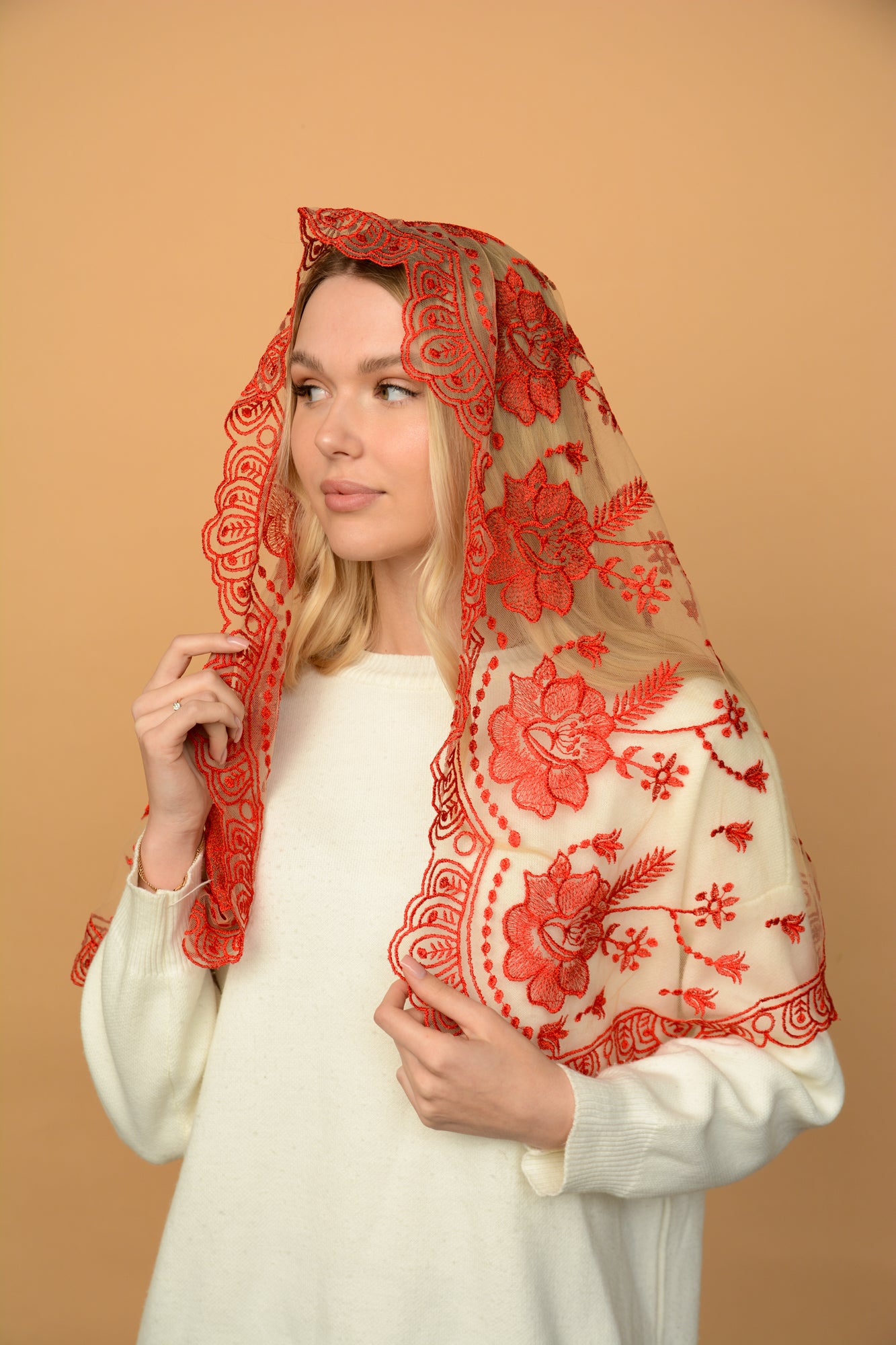 RED LONG MANTILLA