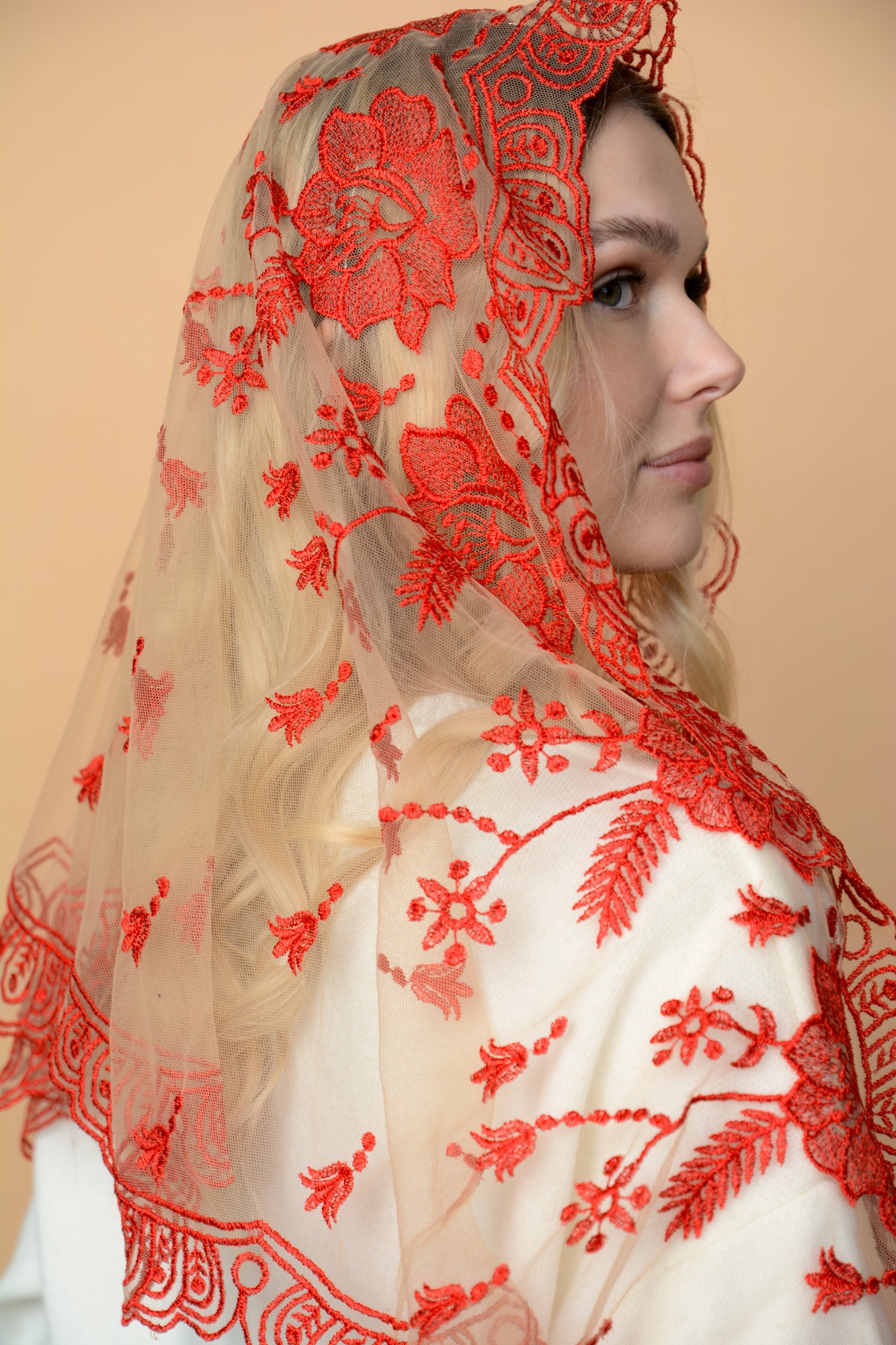 RED LONG MANTILLA