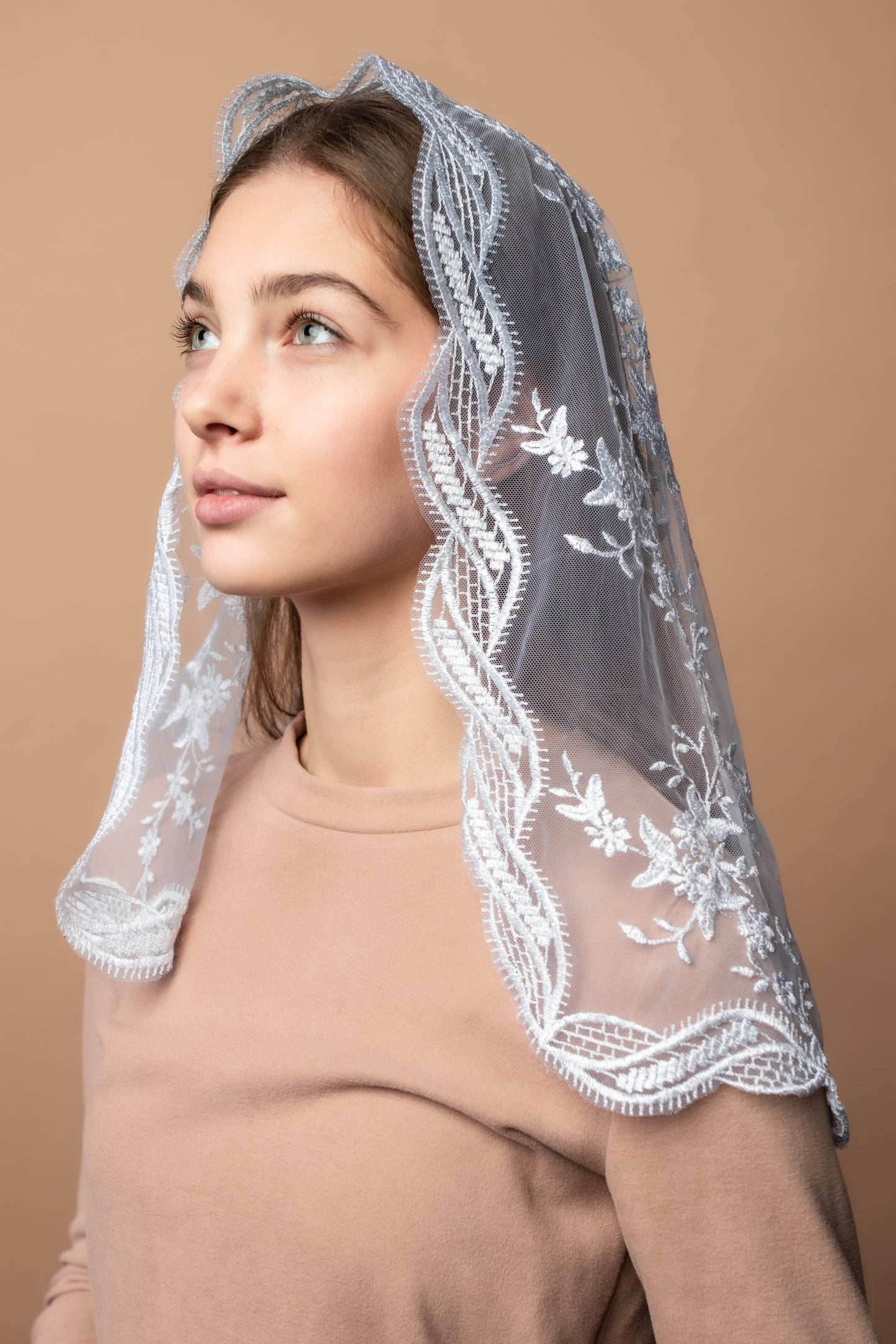 IVORY SHORT MANTILLA
