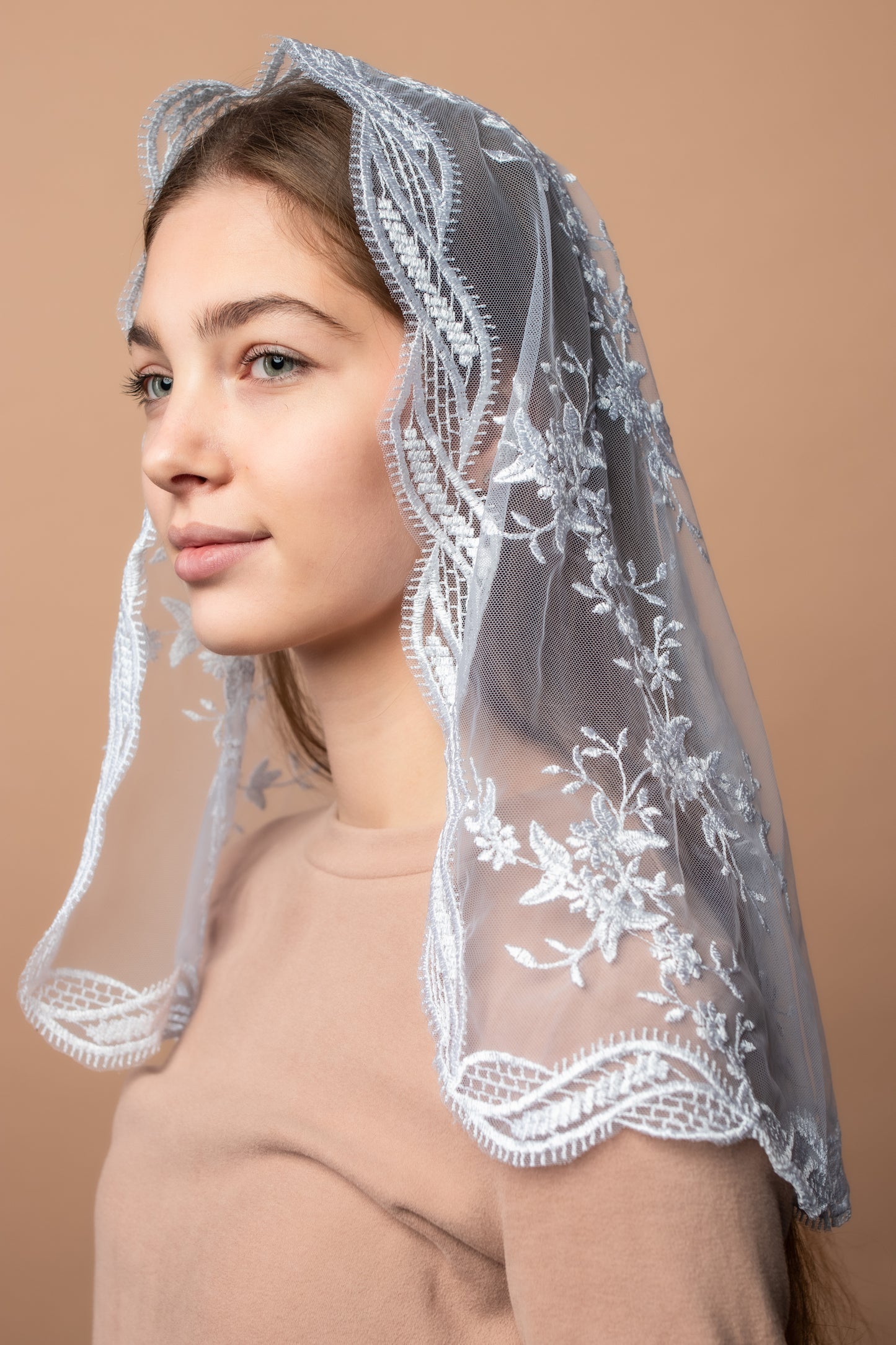 IVORY SHORT MANTILLA