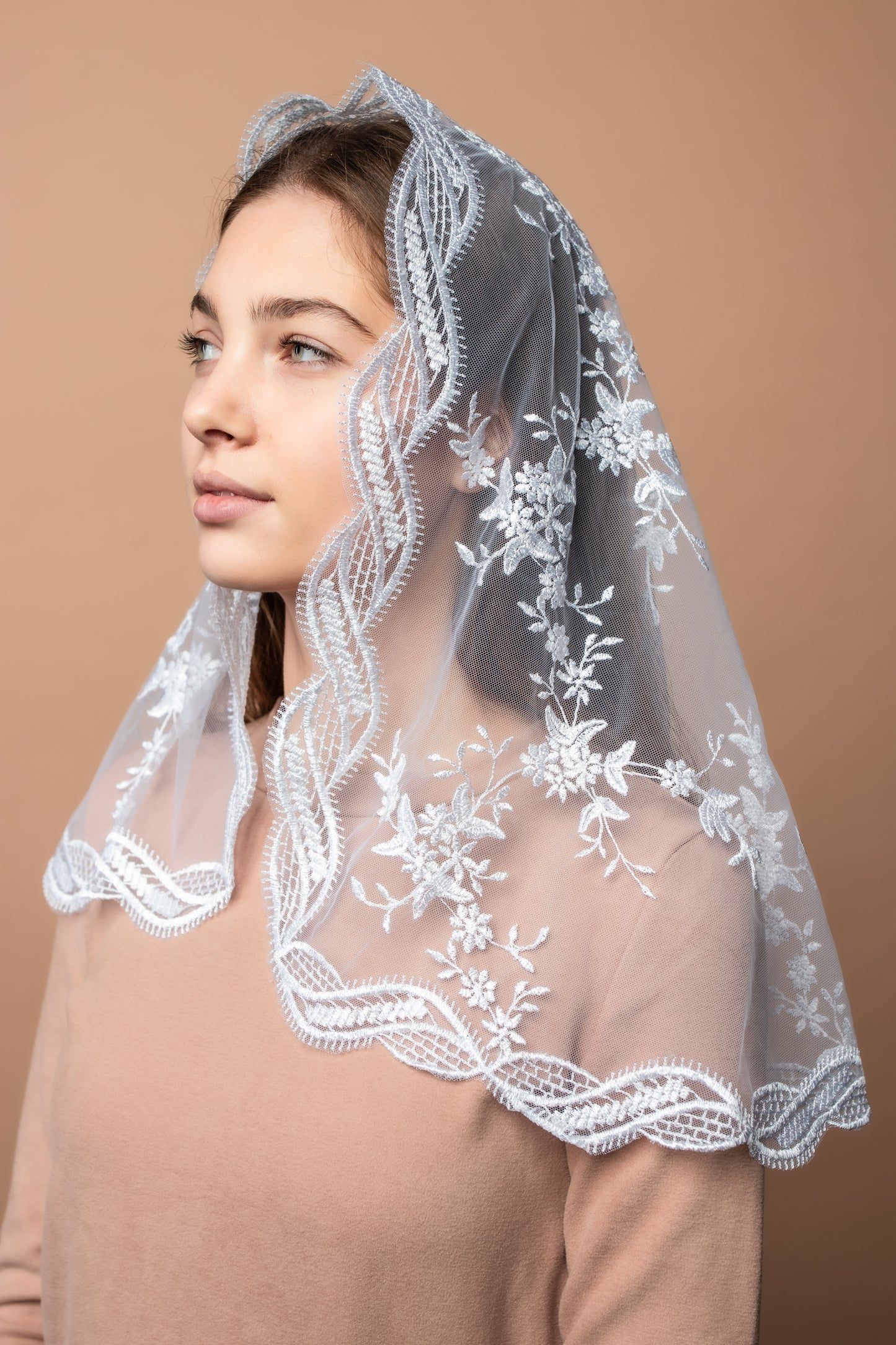IVORY SHORT MANTILLA