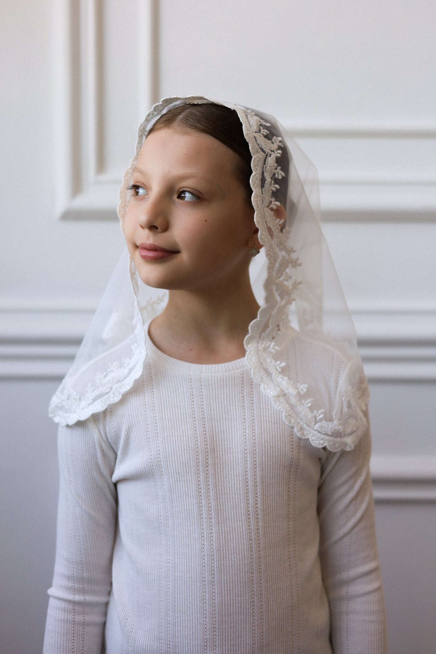 CHILD VEIL WITH SHINY LACE