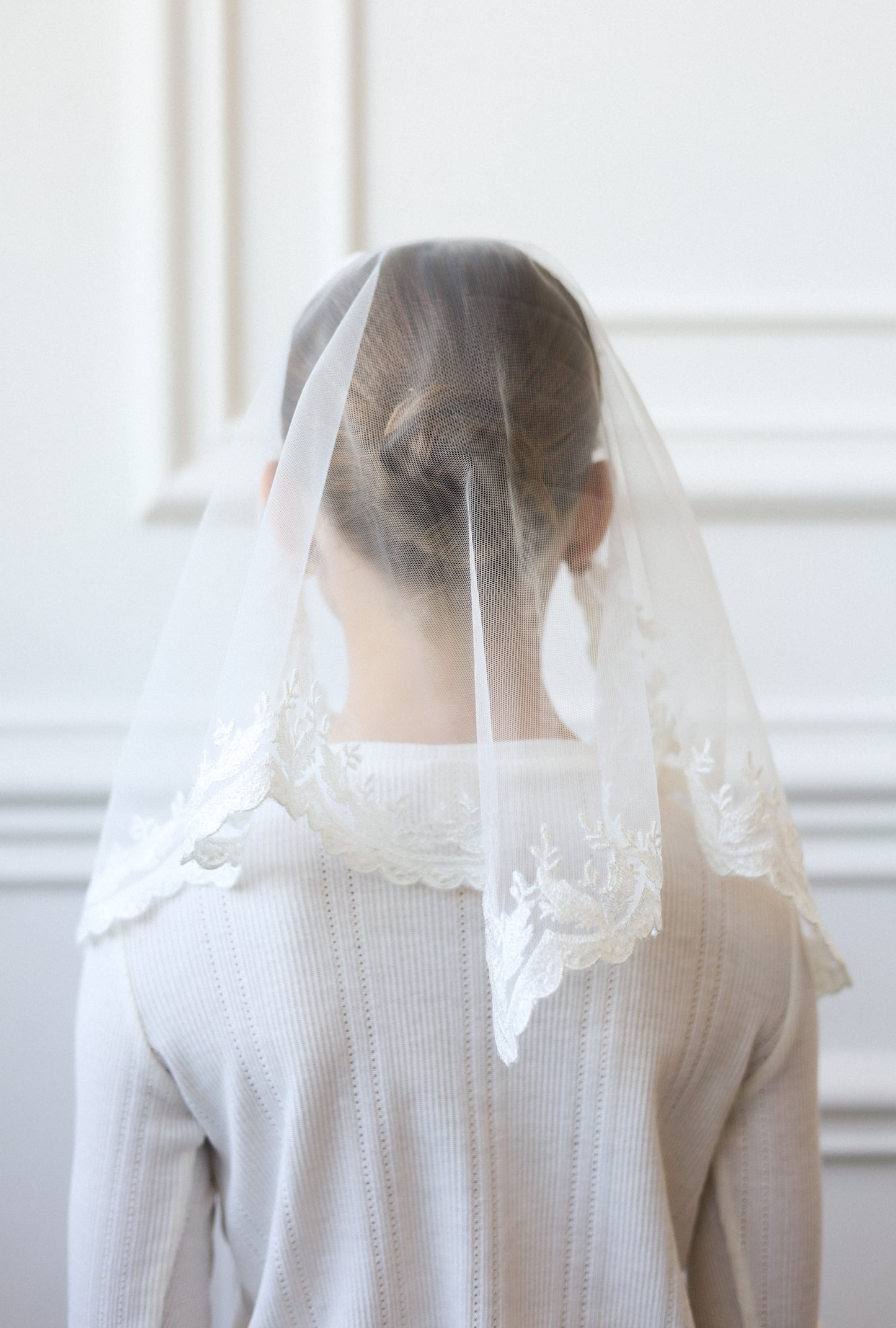 CHILD VEIL WITH SHINY LACE