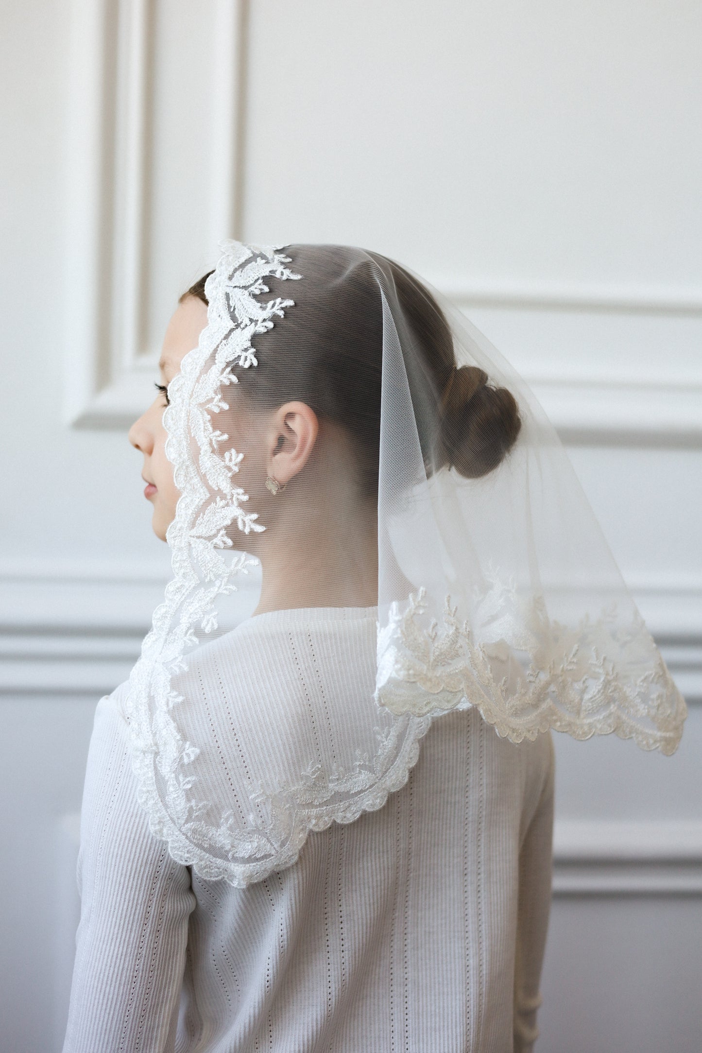 CHILD VEIL WITH SHINY LACE