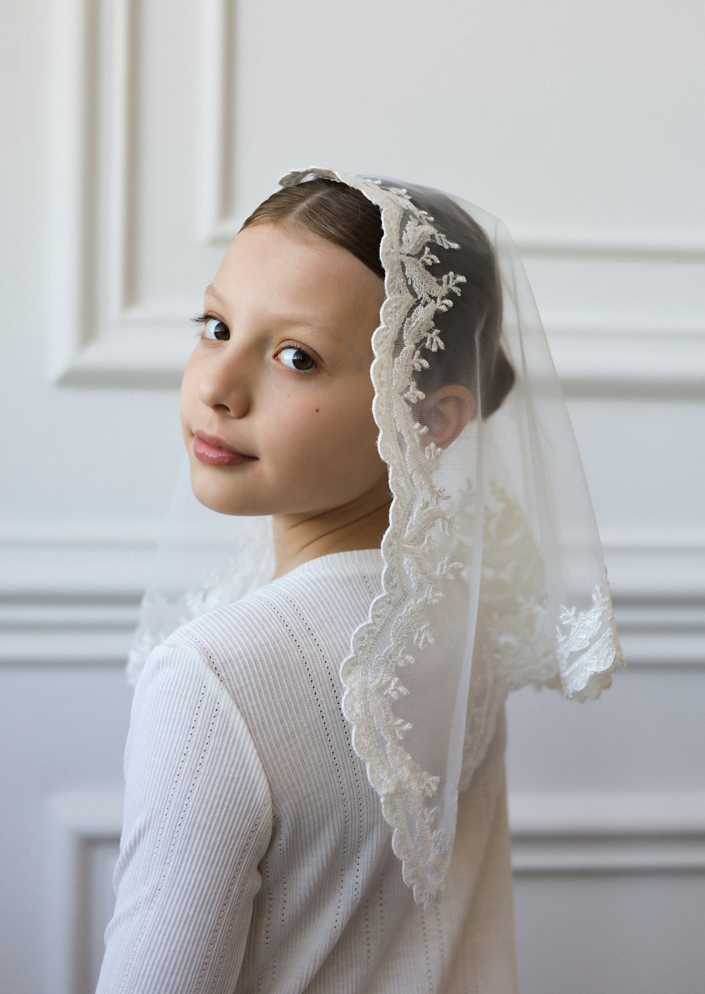 CHILD VEIL WITH SHINY LACE