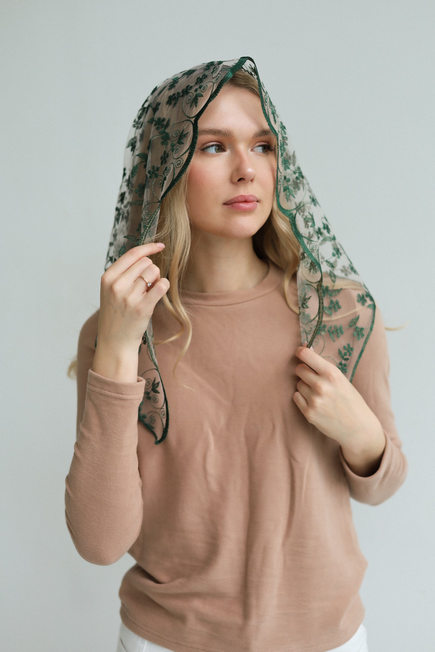 TRIANGLE GREEN VEIL