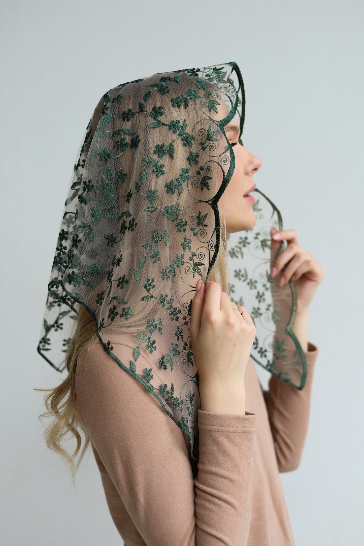 TRIANGLE GREEN VEIL