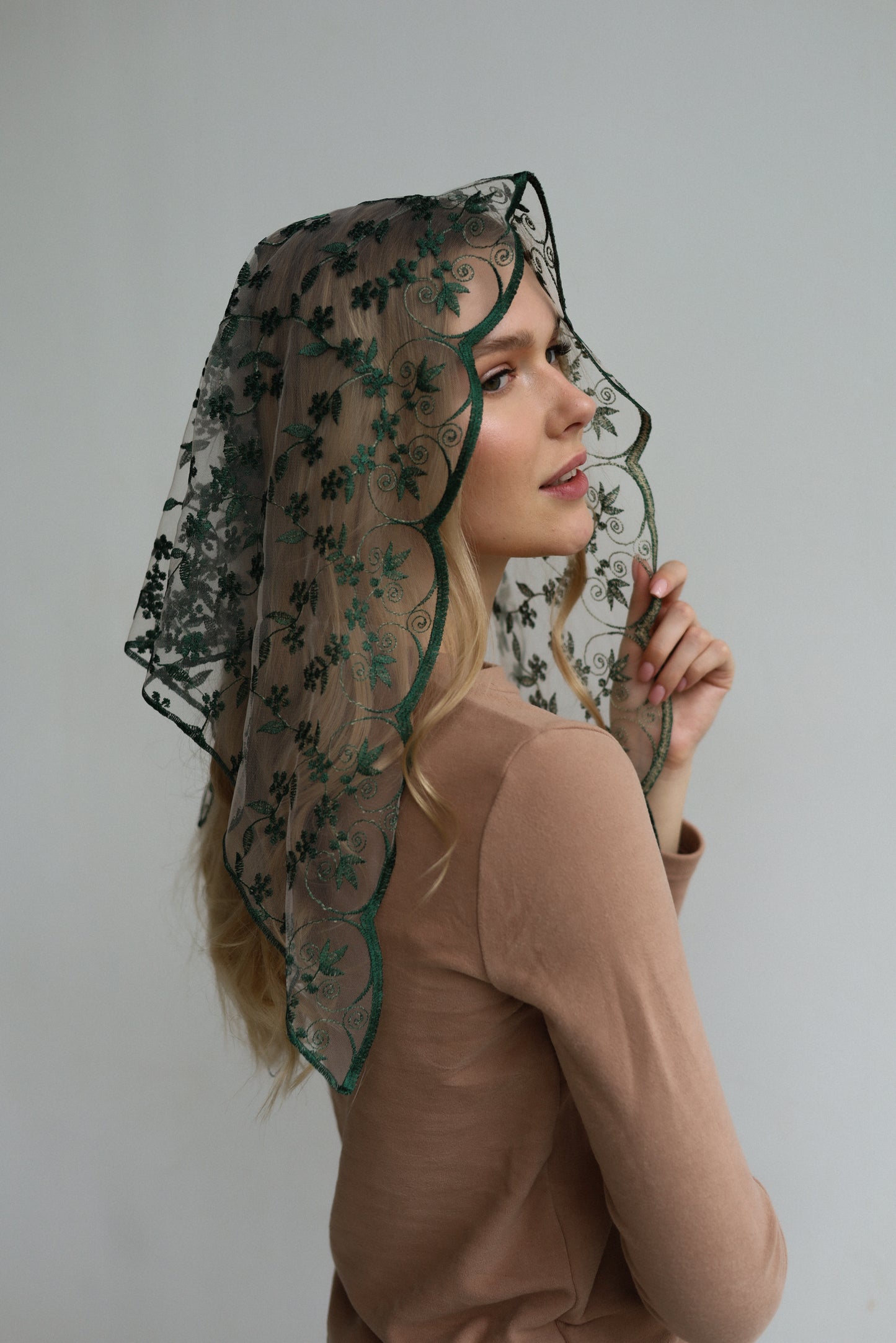 TRIANGLE GREEN VEIL