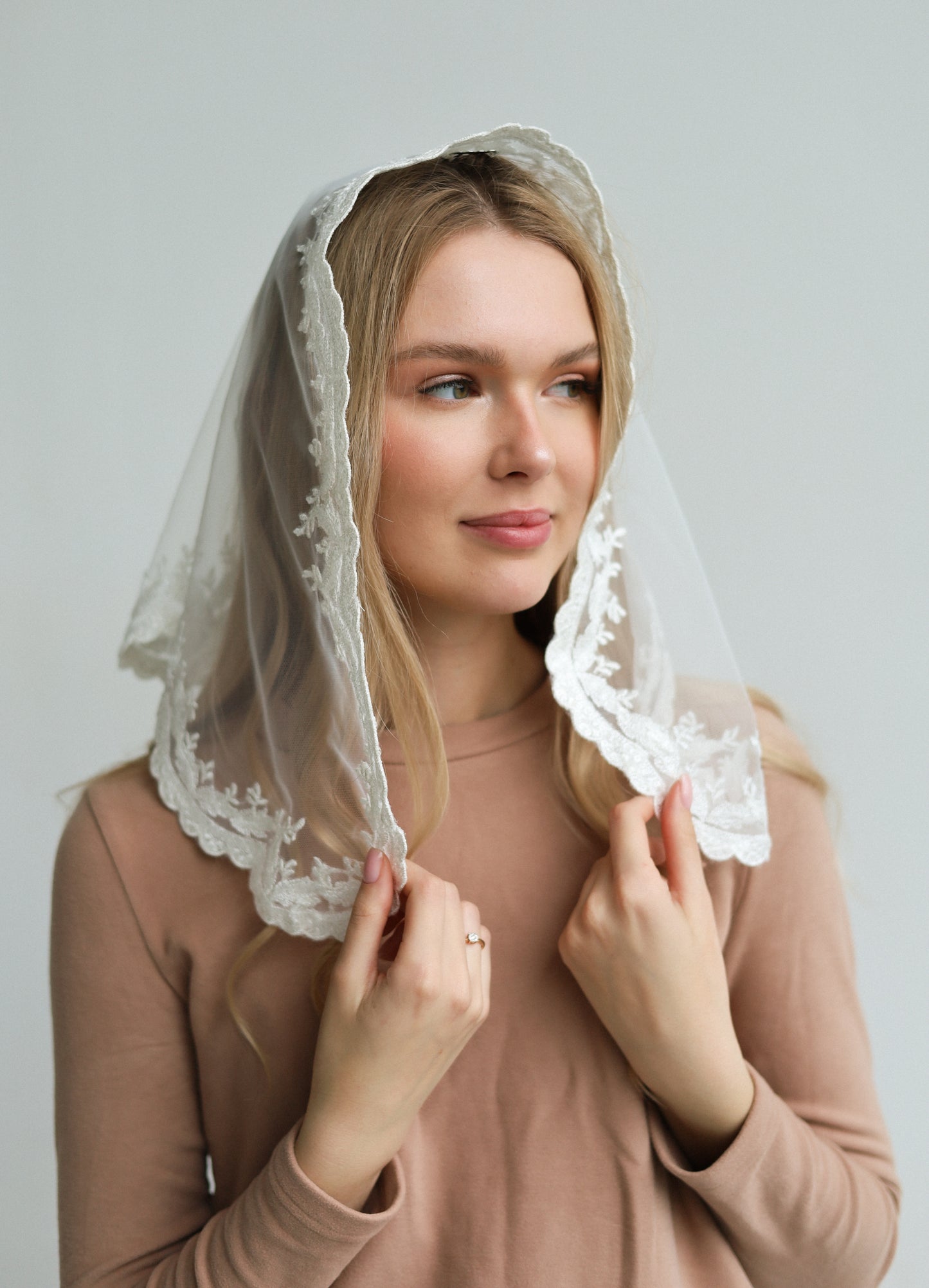 SHINY LACE TRIM VEIL