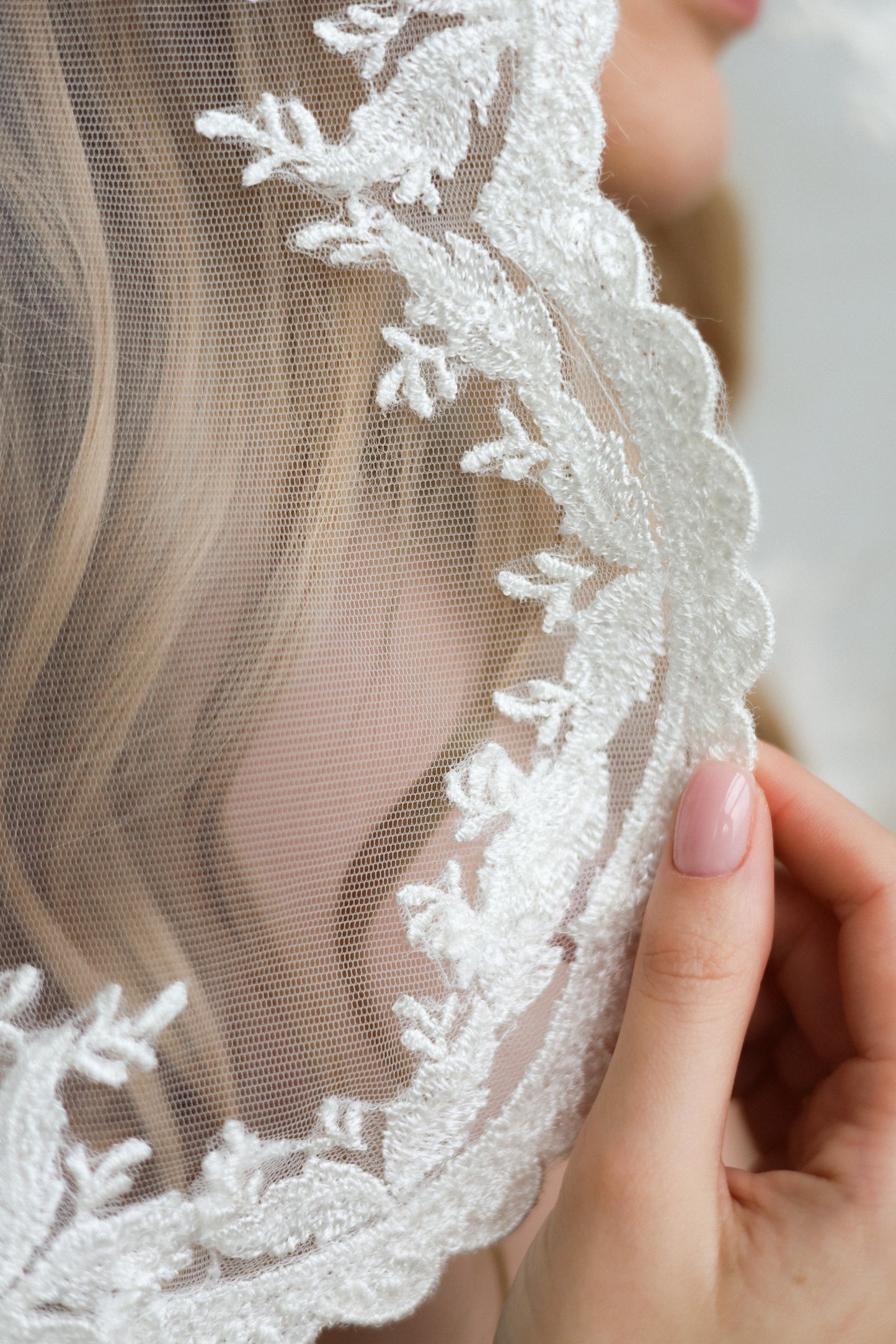 SHINY LACE TRIM VEIL