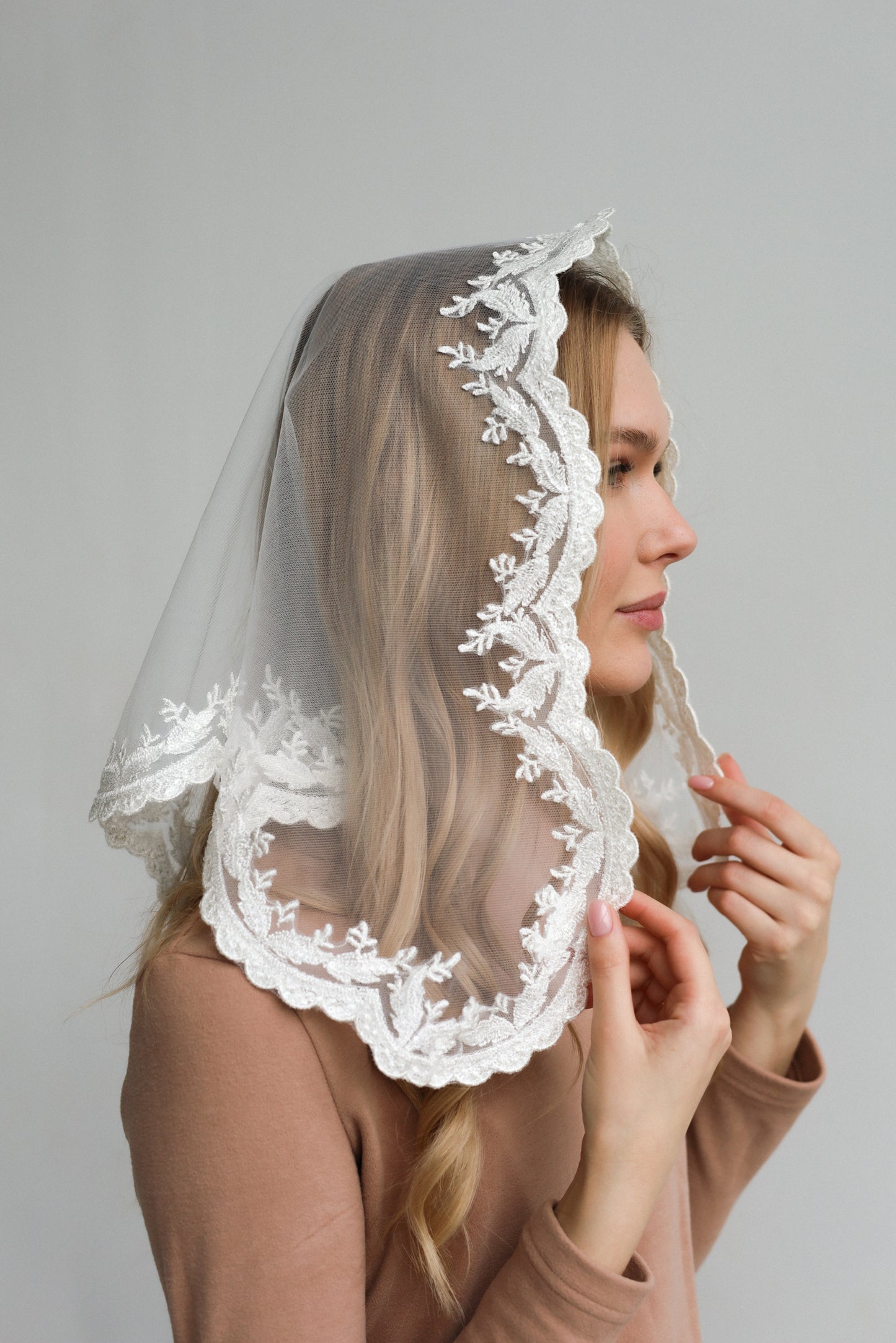 SHINY LACE TRIM VEIL