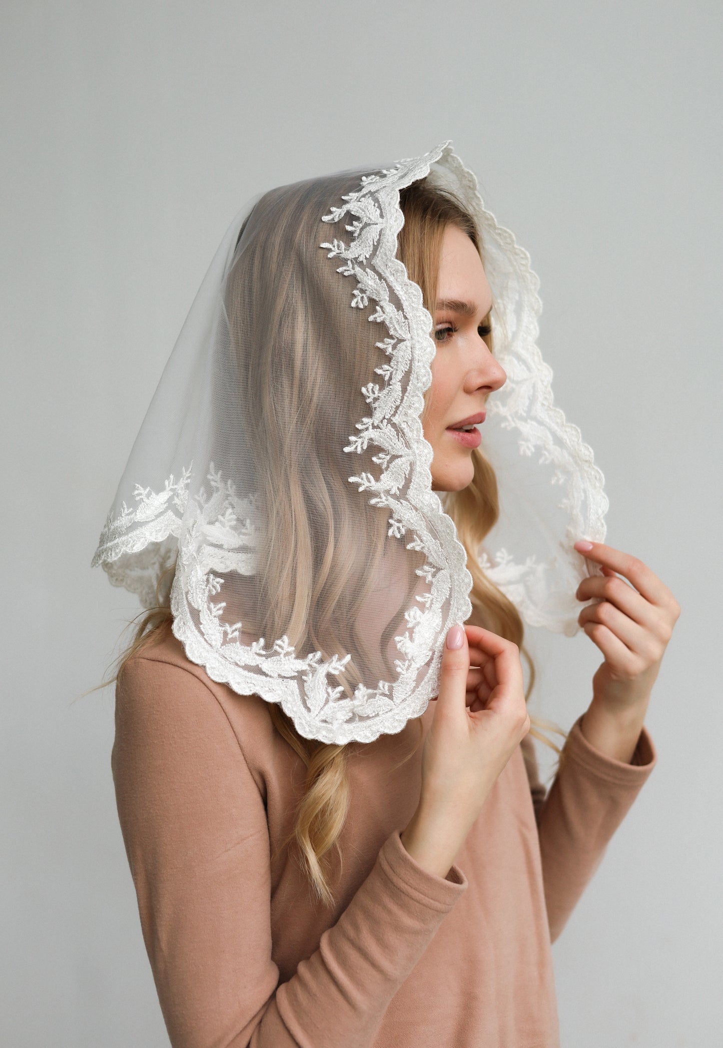 SHINY LACE TRIM VEIL