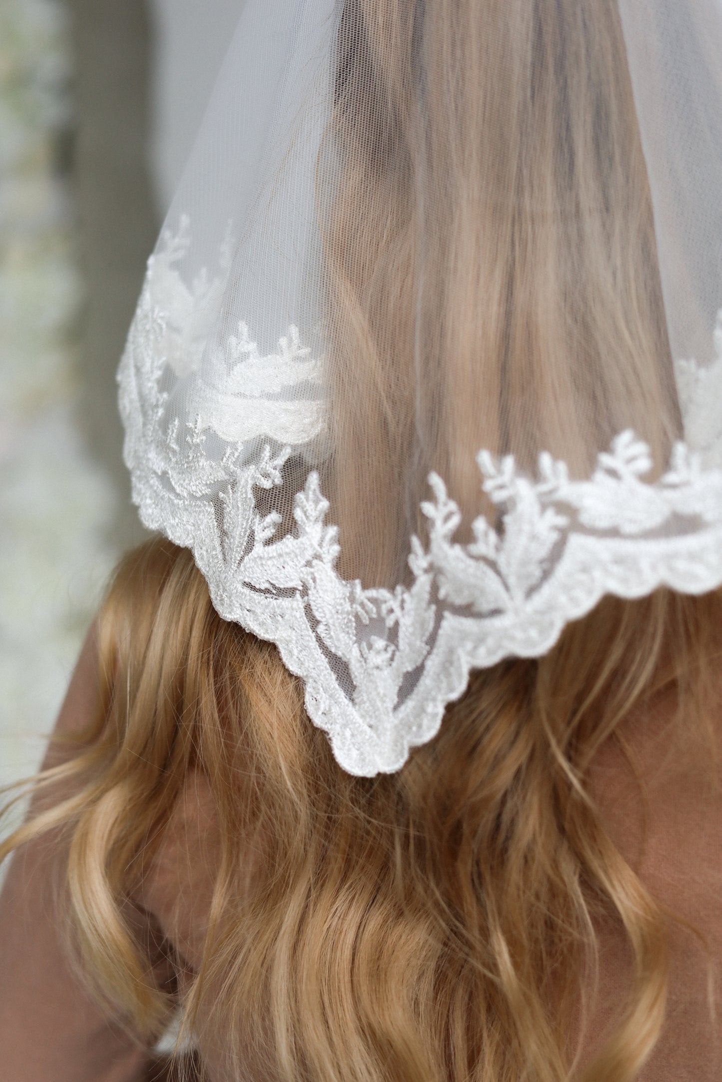 SHINY LACE TRIM VEIL
