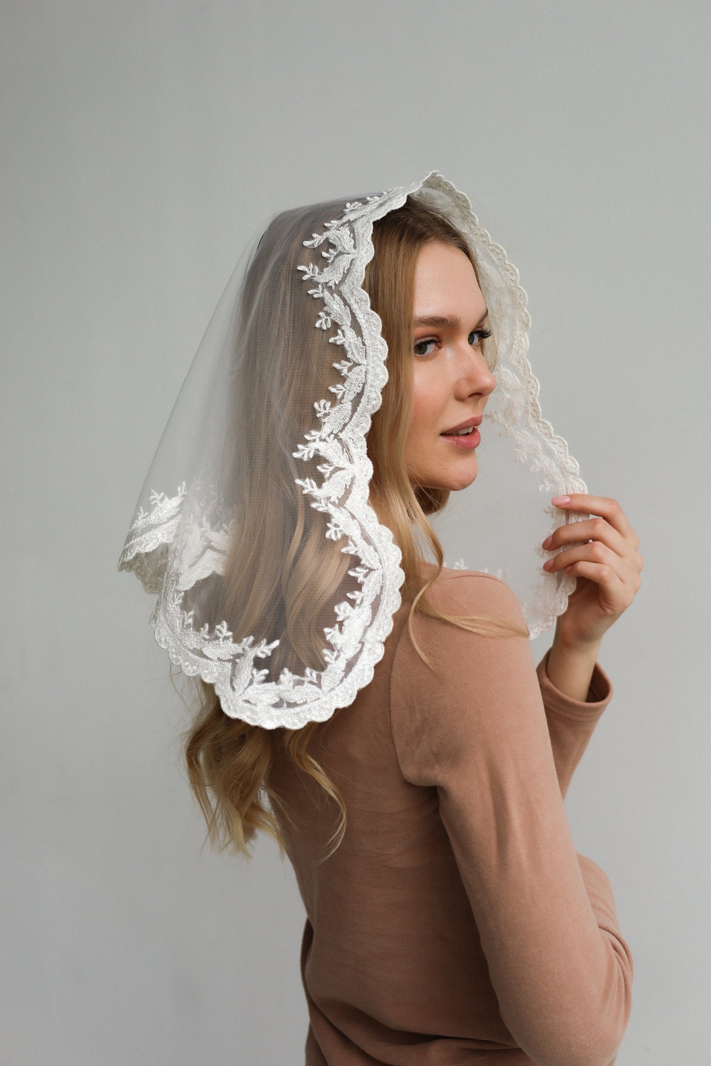 SHINY LACE TRIM VEIL