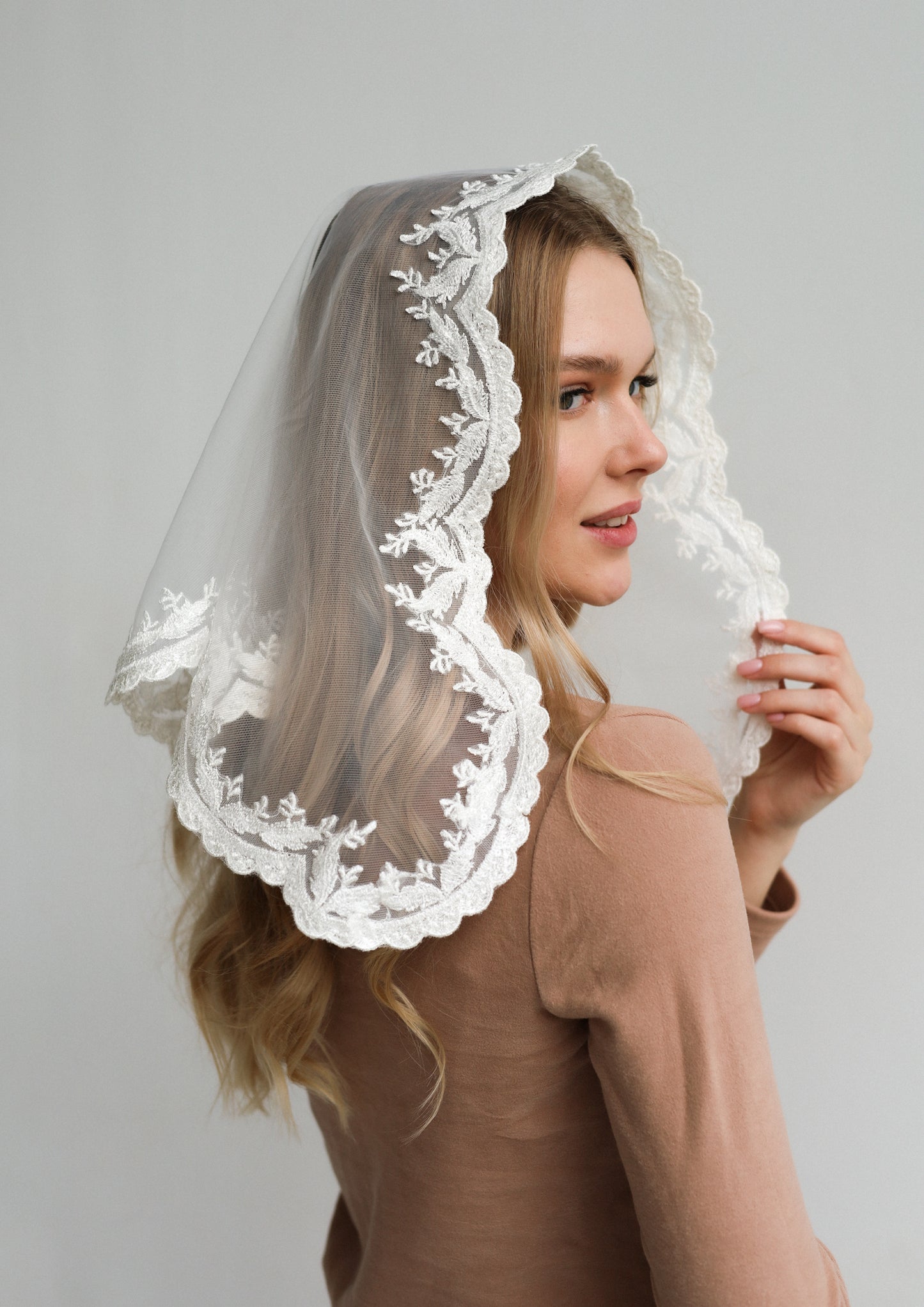 SHINY LACE TRIM VEIL