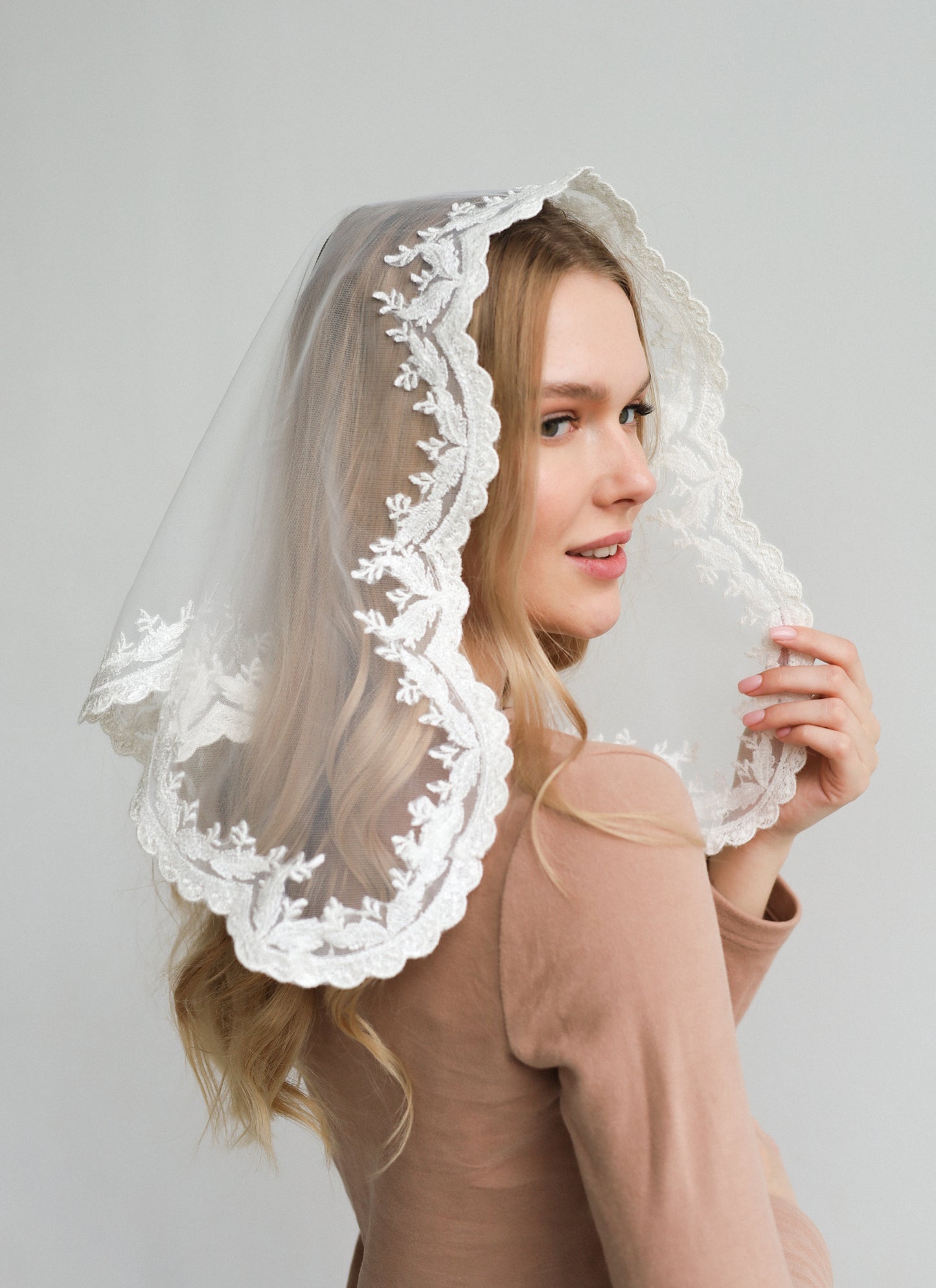 SHINY LACE TRIM VEIL