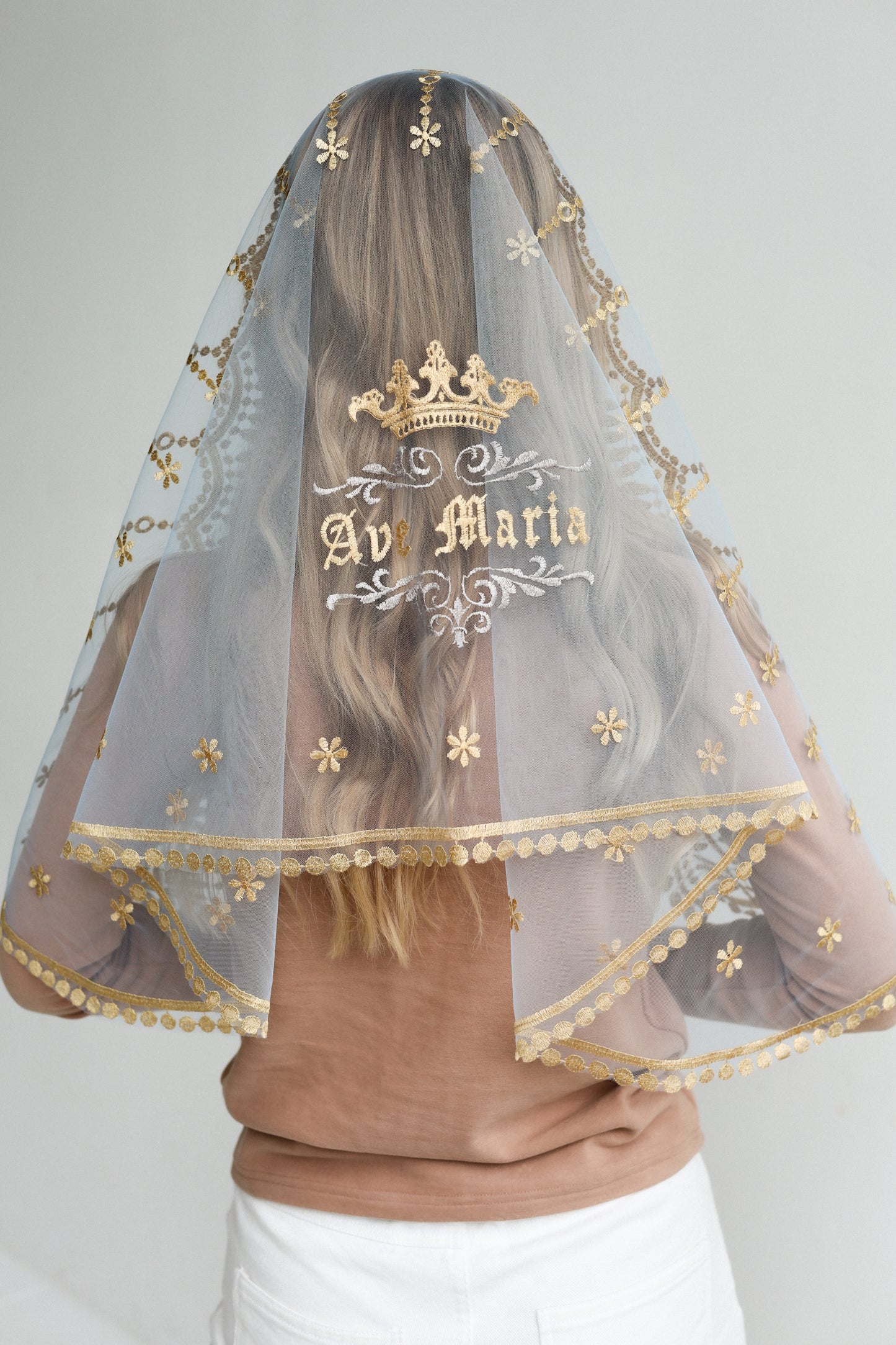 BLUE VEIL WITH EMBROIDERY ON THE BACK