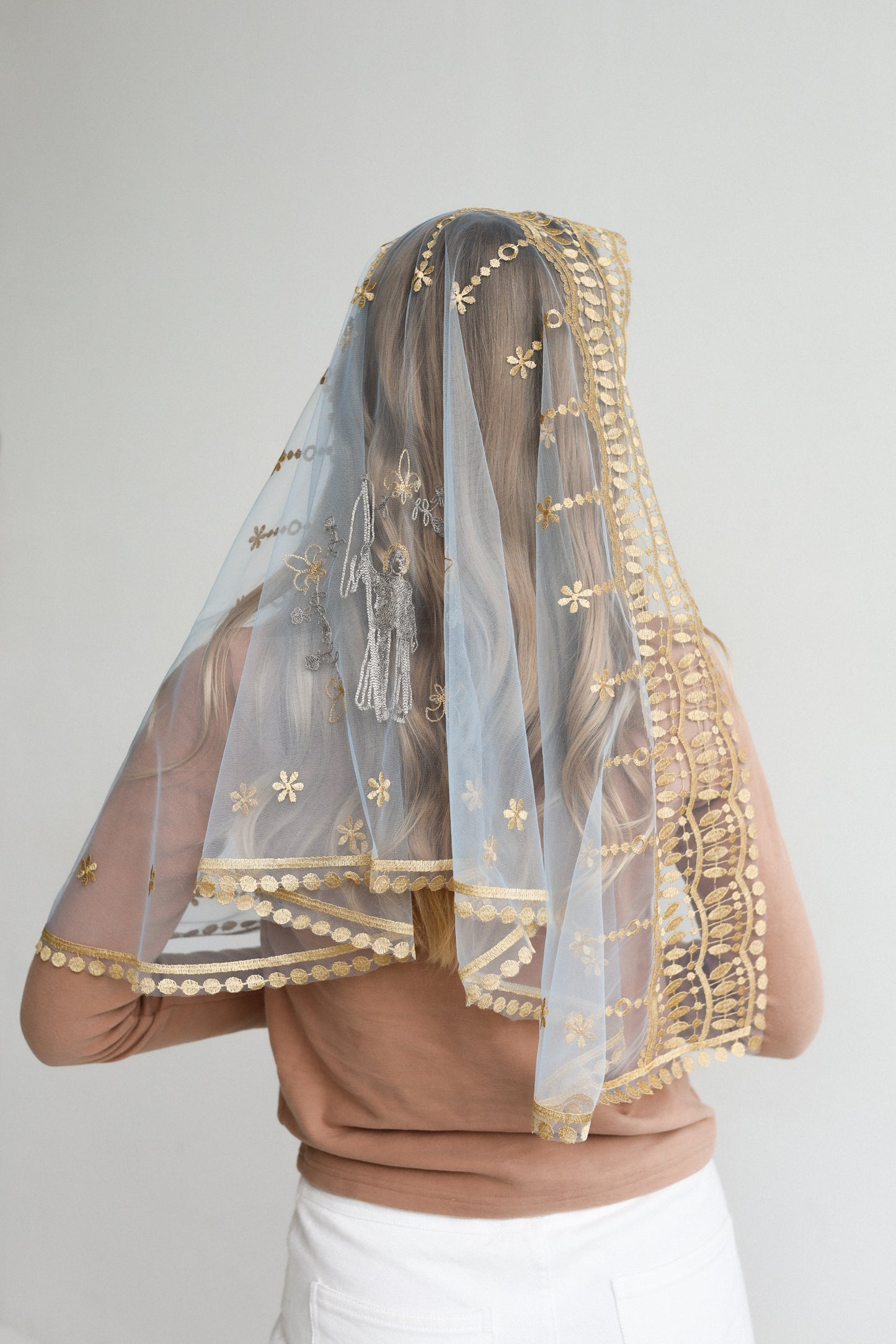 VEIL WITH EMBROIDERY ON THE BACK