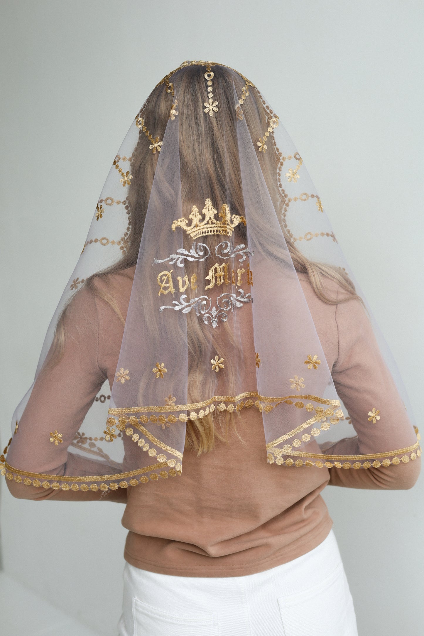 BLUE VEIL WITH EMBROIDERY ON THE BACK