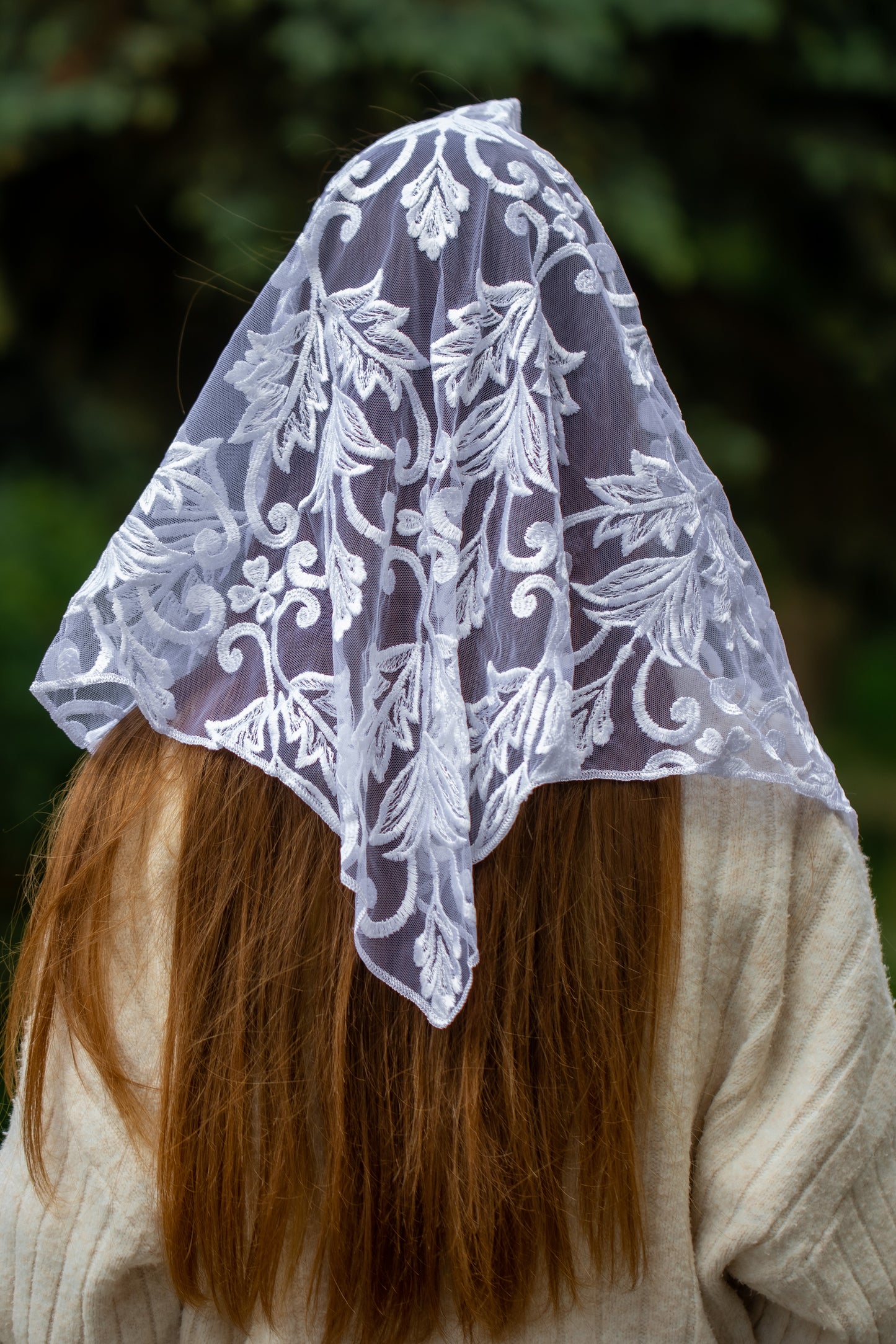 TRIANGLE WHITE  MANTILLA