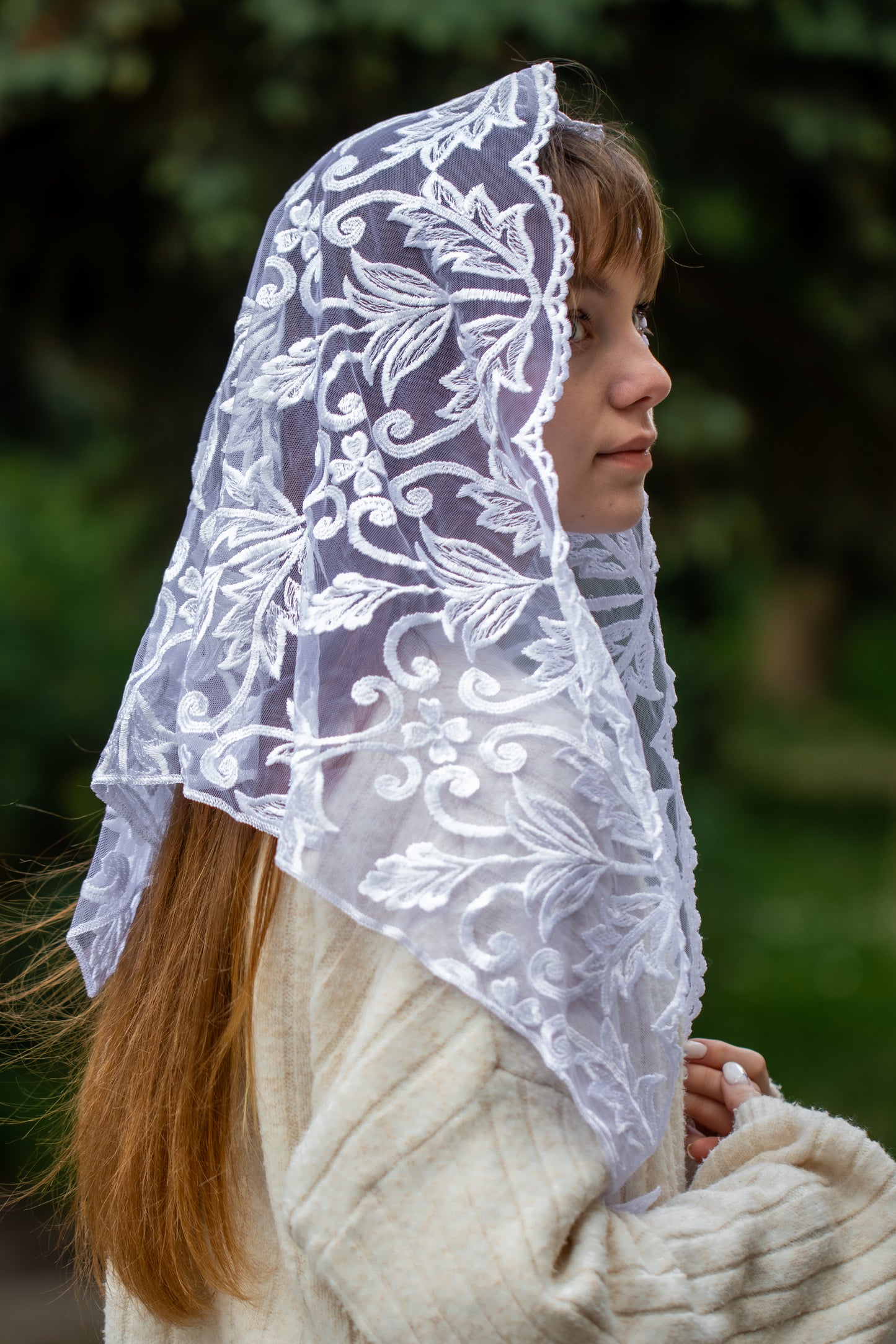 TRIANGLE WHITE  MANTILLA