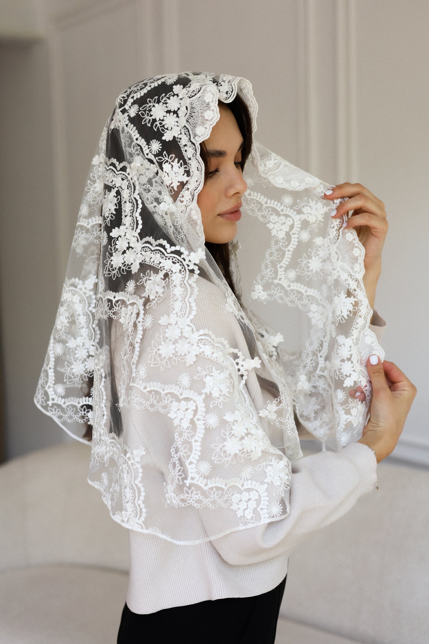 LACE MANTILLA