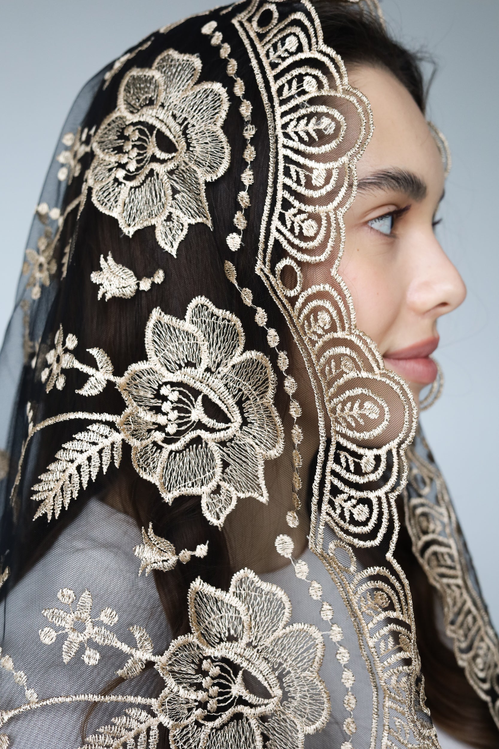 LONG GOLD MANTILLA - MariaVeils