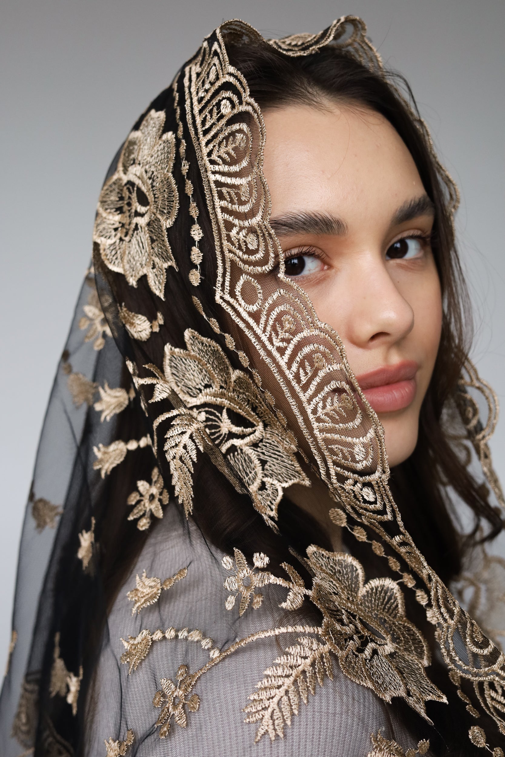LONG GOLD MANTILLA - MariaVeils