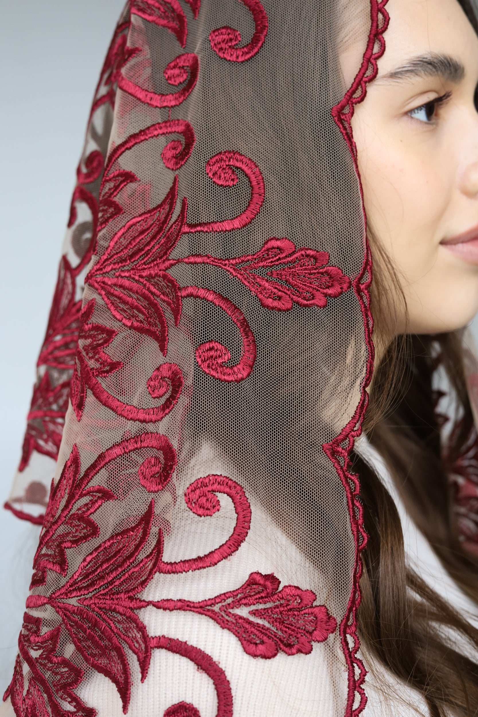 LONG TRIANGLE RED VEIL - MariaVeils
