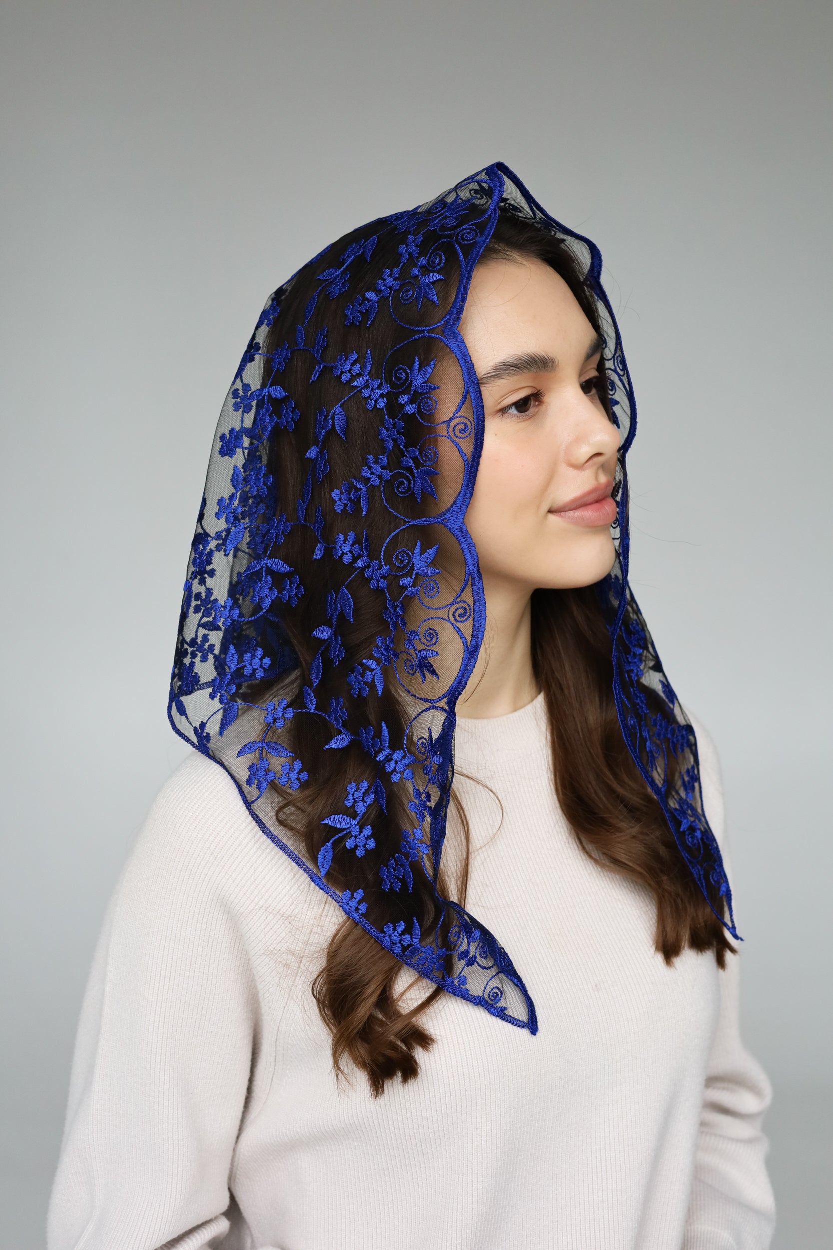 SHORT BLUE TRIANGLE VEIL - MariaVeils