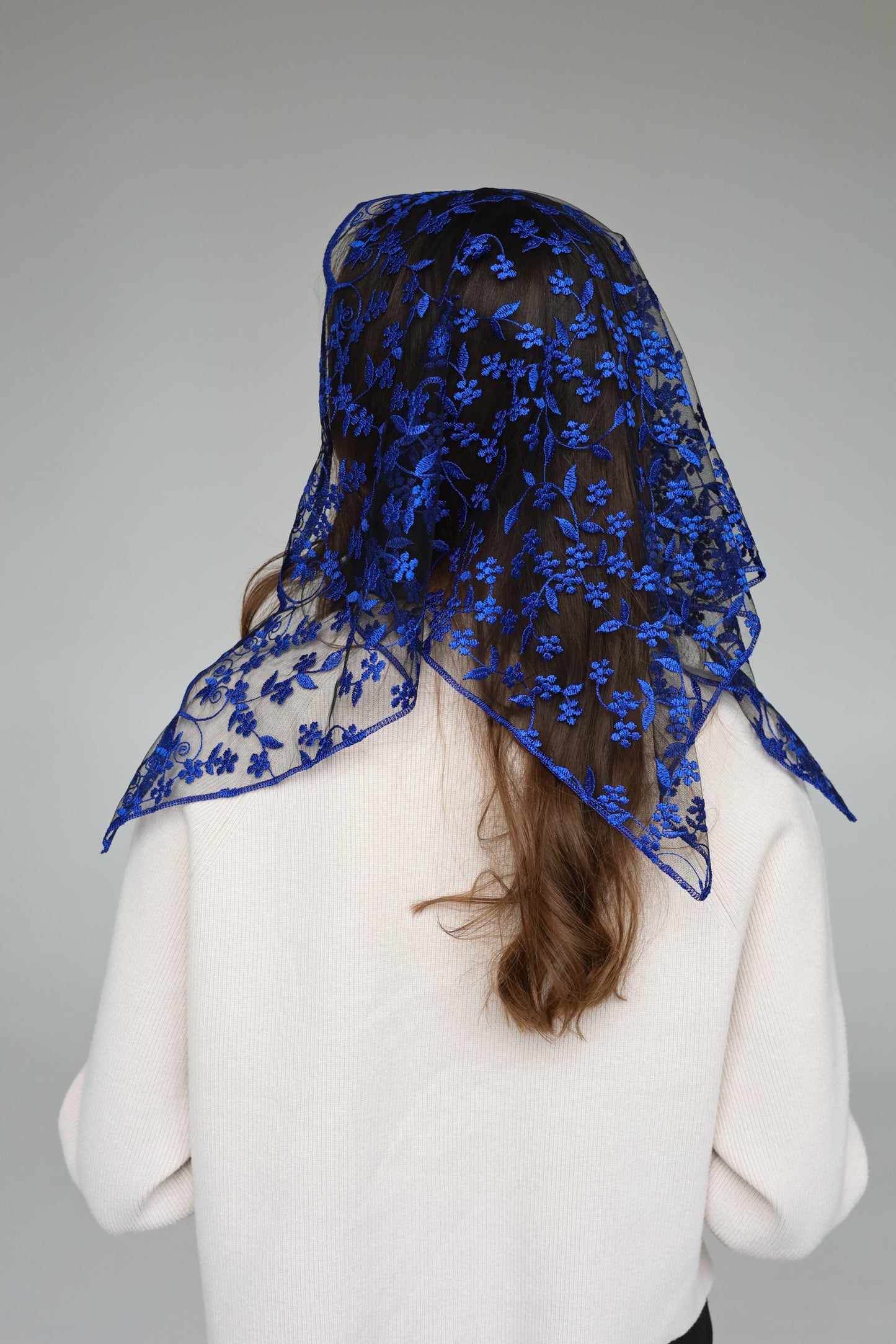 SHORT BLUE TRIANGLE VEIL - MariaVeils