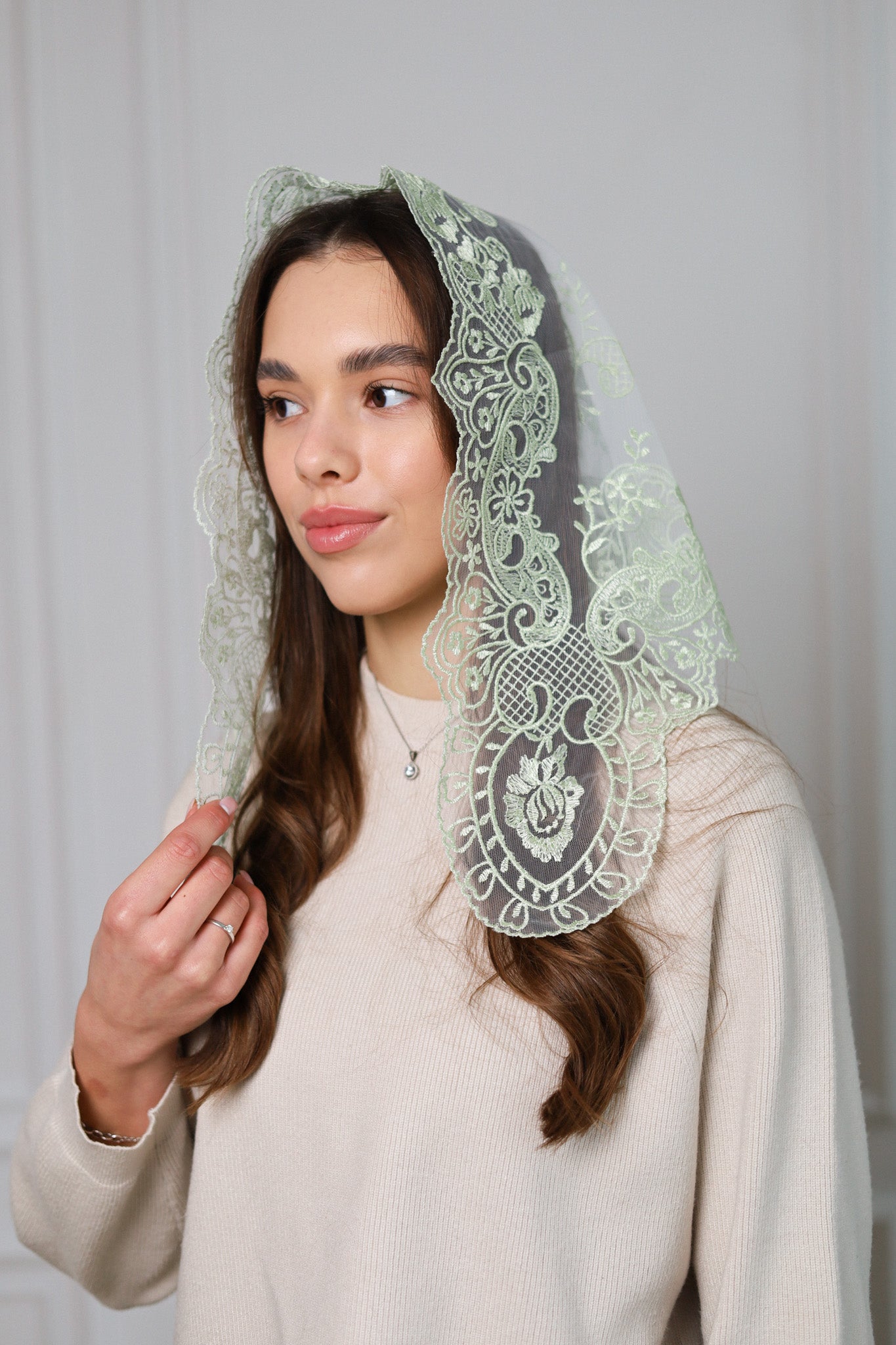 PISTACHIO TRIANGLE VEIL - MariaVeils